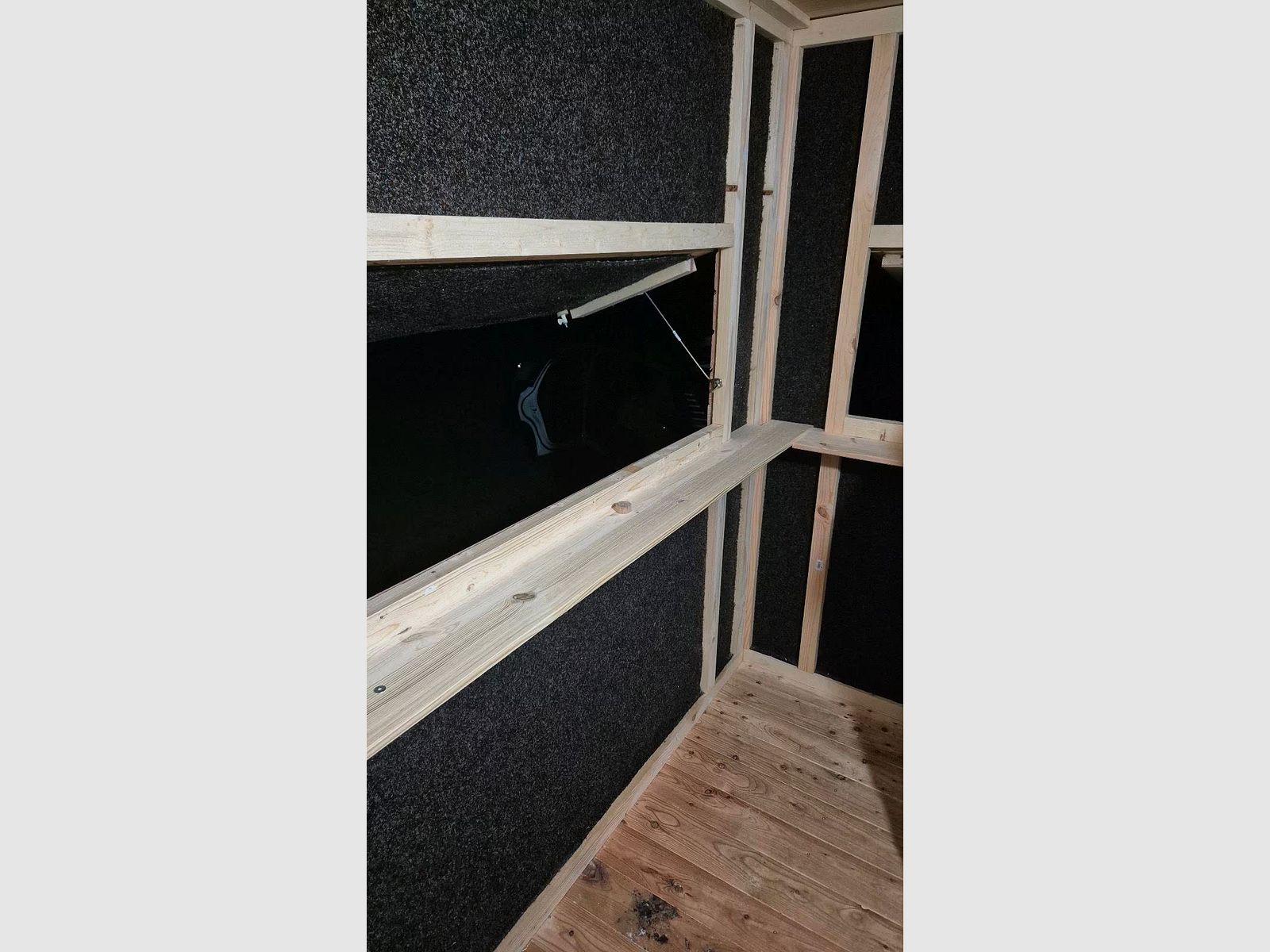 Mobile, cabina di caccia su ruote in tavole di larice