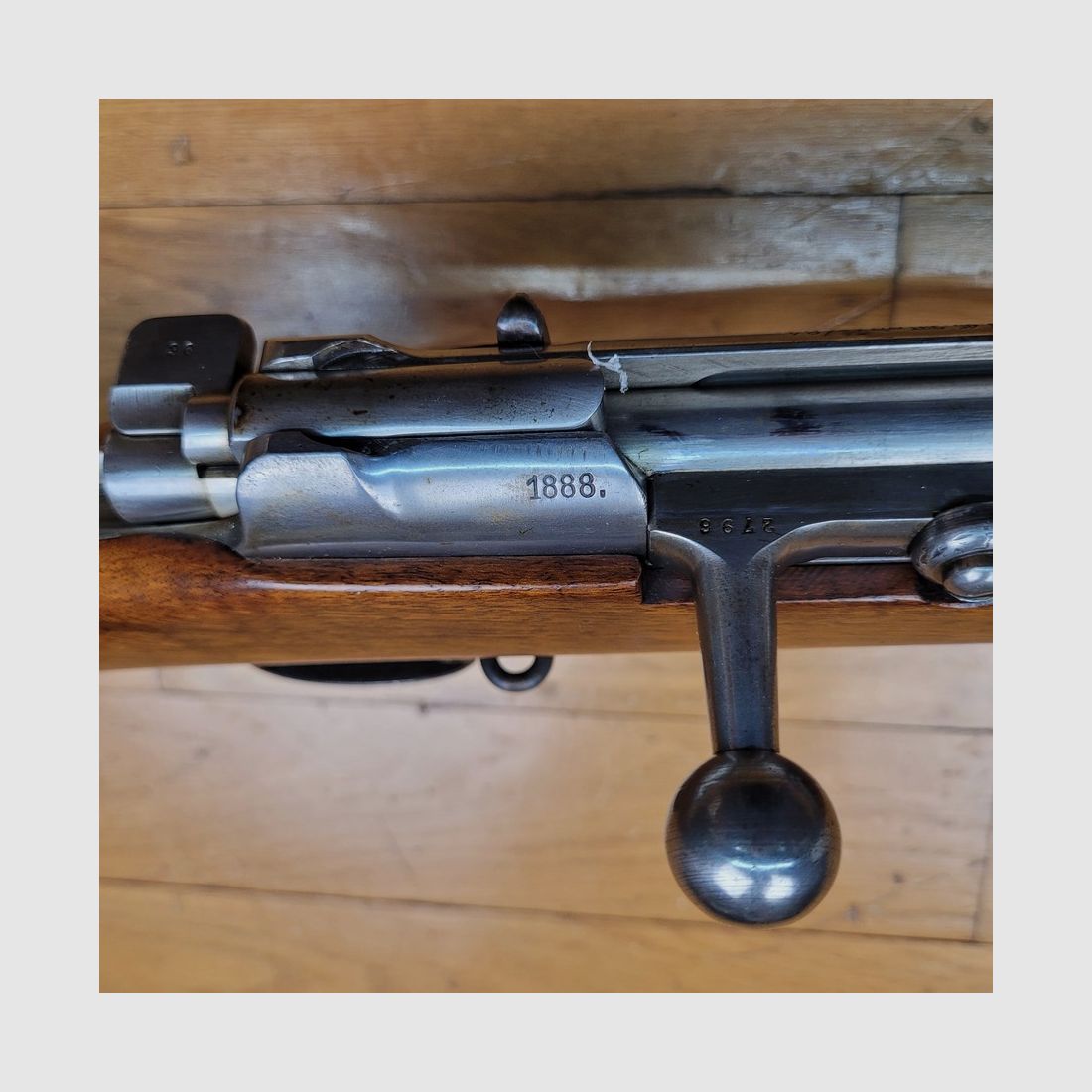 Espléndido fusil de infantería Mauser 1871/84 – Número de serie completamente coincidente – Arsenal prusiano de Spandau – Prestigiosa asignación a los 1º Cazadores a Pie de la Guardia – Caño nuevo – Estado de museo, imagen 33 de 35