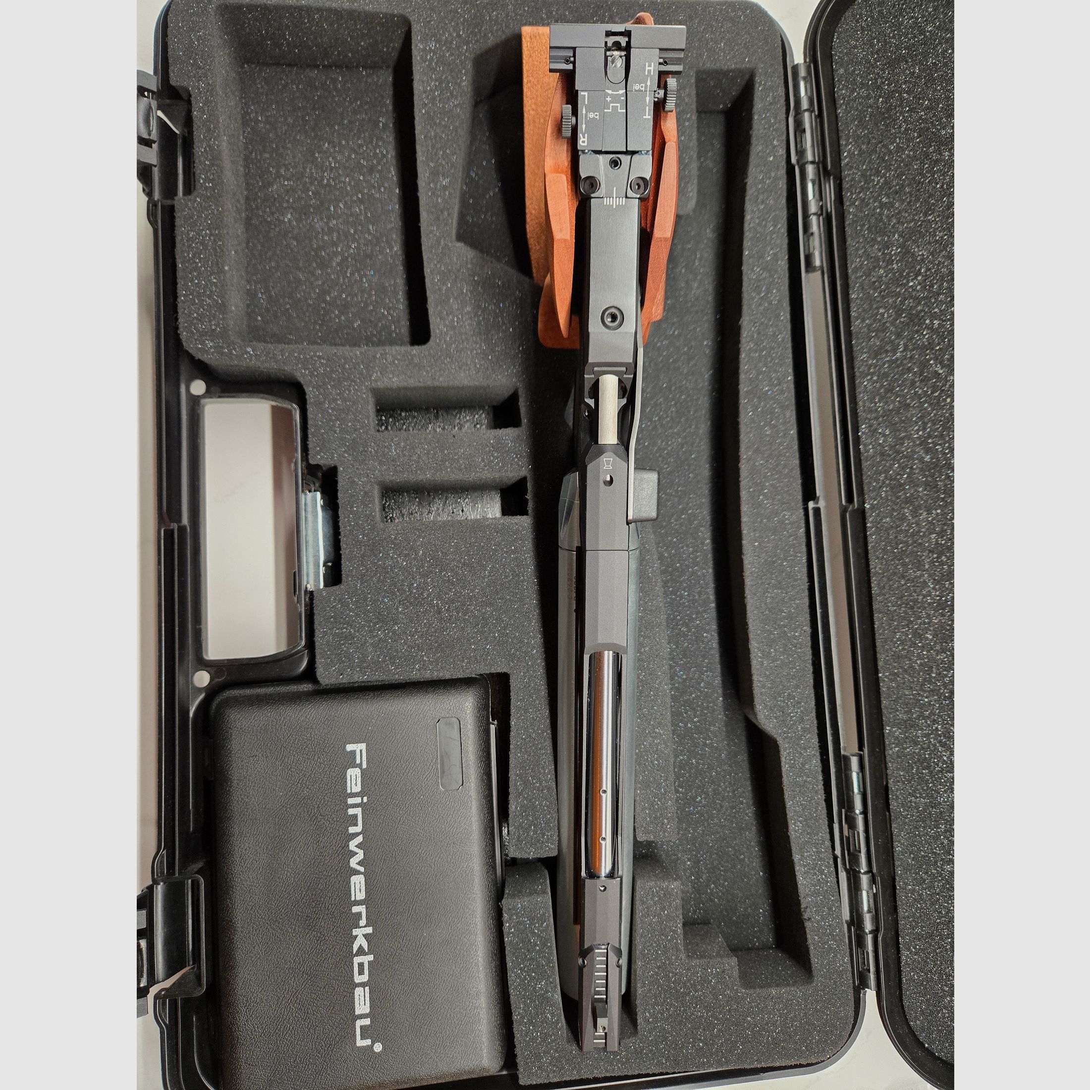 Match air pistol Feinwerkbau P8X (grip M) as good as new with accessories