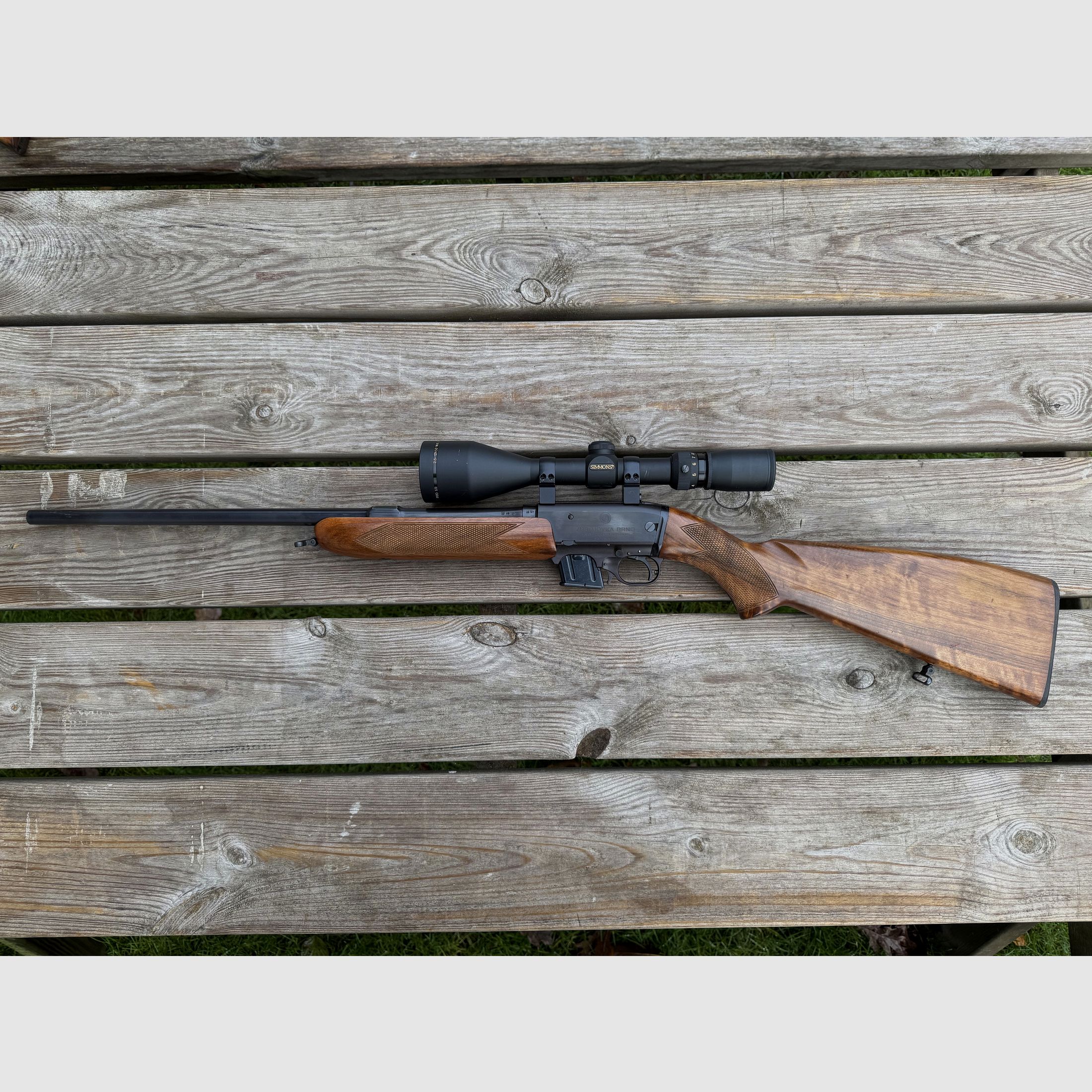 Selbstladebüchse ZKM-611 in .22 Magnum, mit Zielfernrohr und Montage