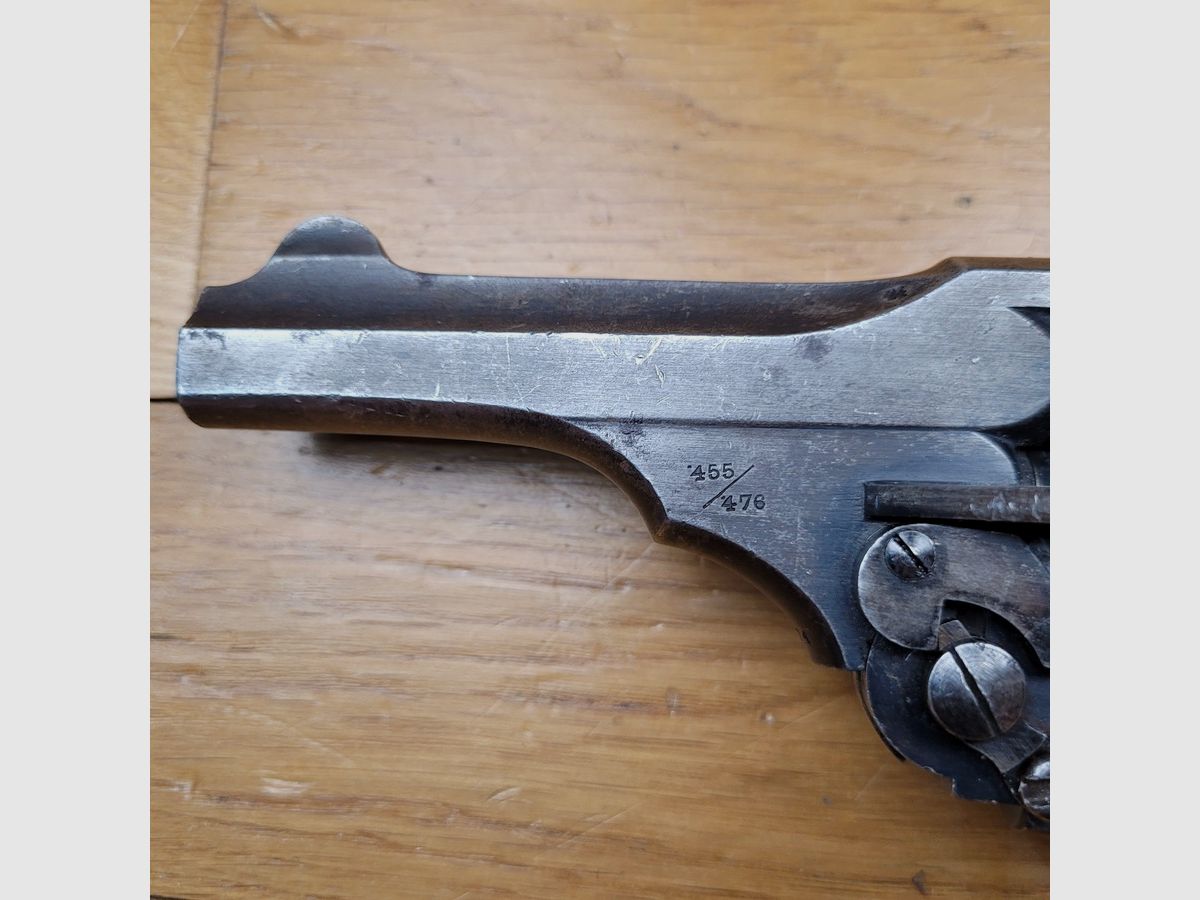 Sehr schöner Revolver Webley MkIV – Kaliber .455/.476 – Seriennummer 80 574 – Um 1900 – Vertrieb Dickson Edinburgh – Ausgezeichnete Mechanik – Kein Spiel – Lauf und Kammern in sehr gutem Zustand – Wunderschöne Griffschalen aus Ebonit – TBE, Bild 17 von 17