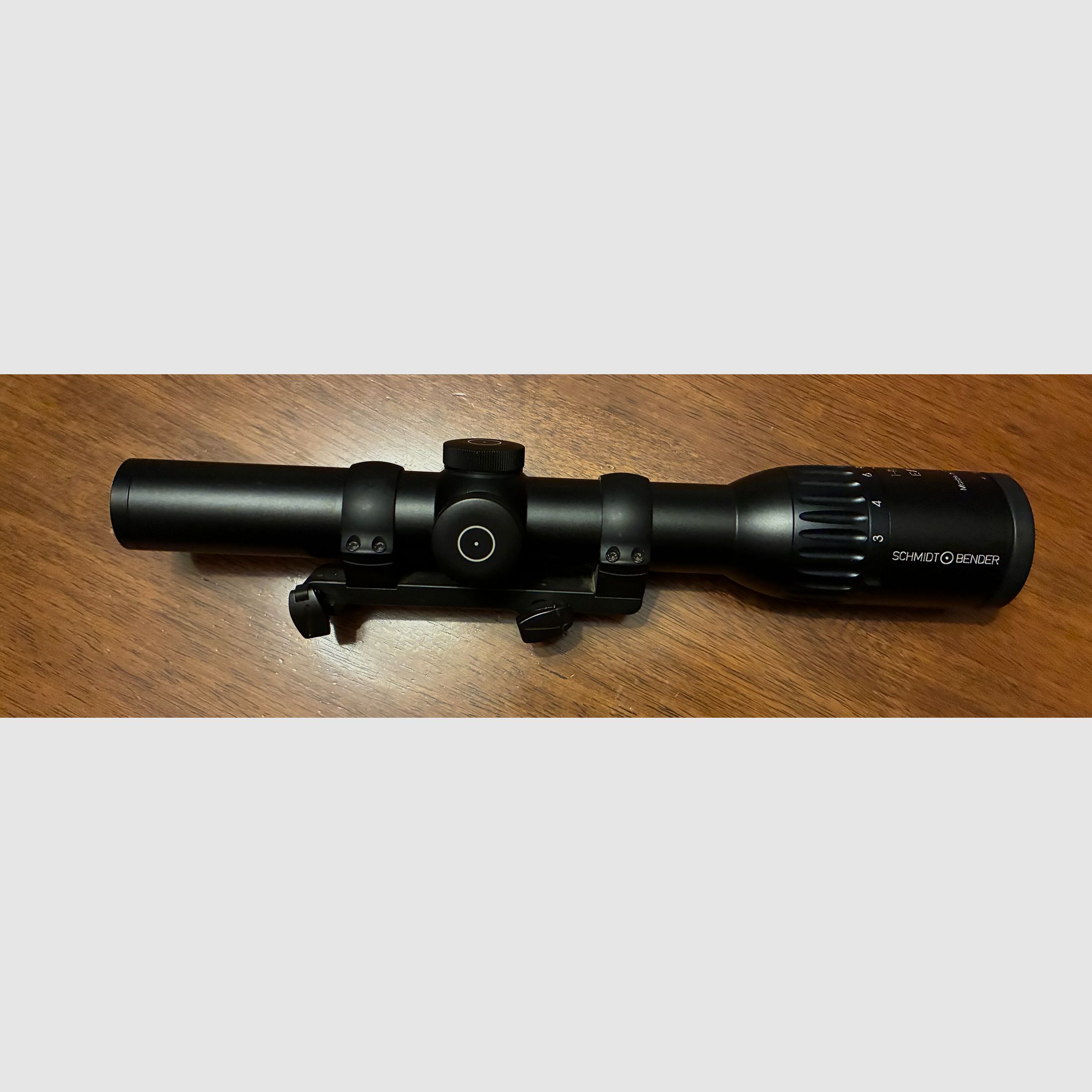 Schmidt & Bender Exos 1-8x24 en montaje de silla Blaser