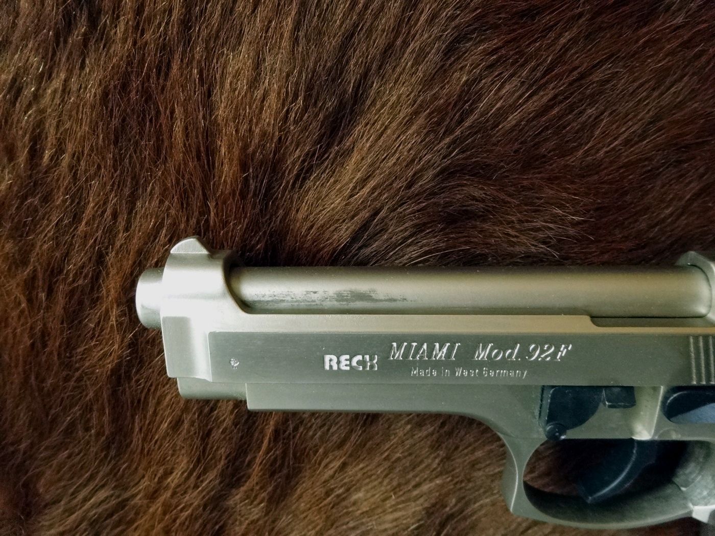 Top-Pakket! Reck Miami Mod. 92 F verchroomd, Cal. 9 mm P.A.K. + takt. Holster + 2. Magazin