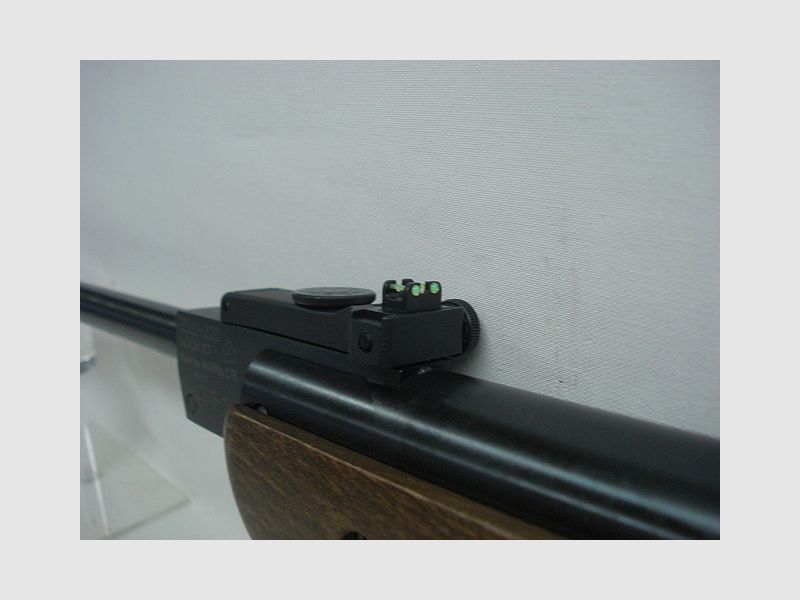 Model 220 F kal. 4,50 mm - Beukenhouten handvat met wang