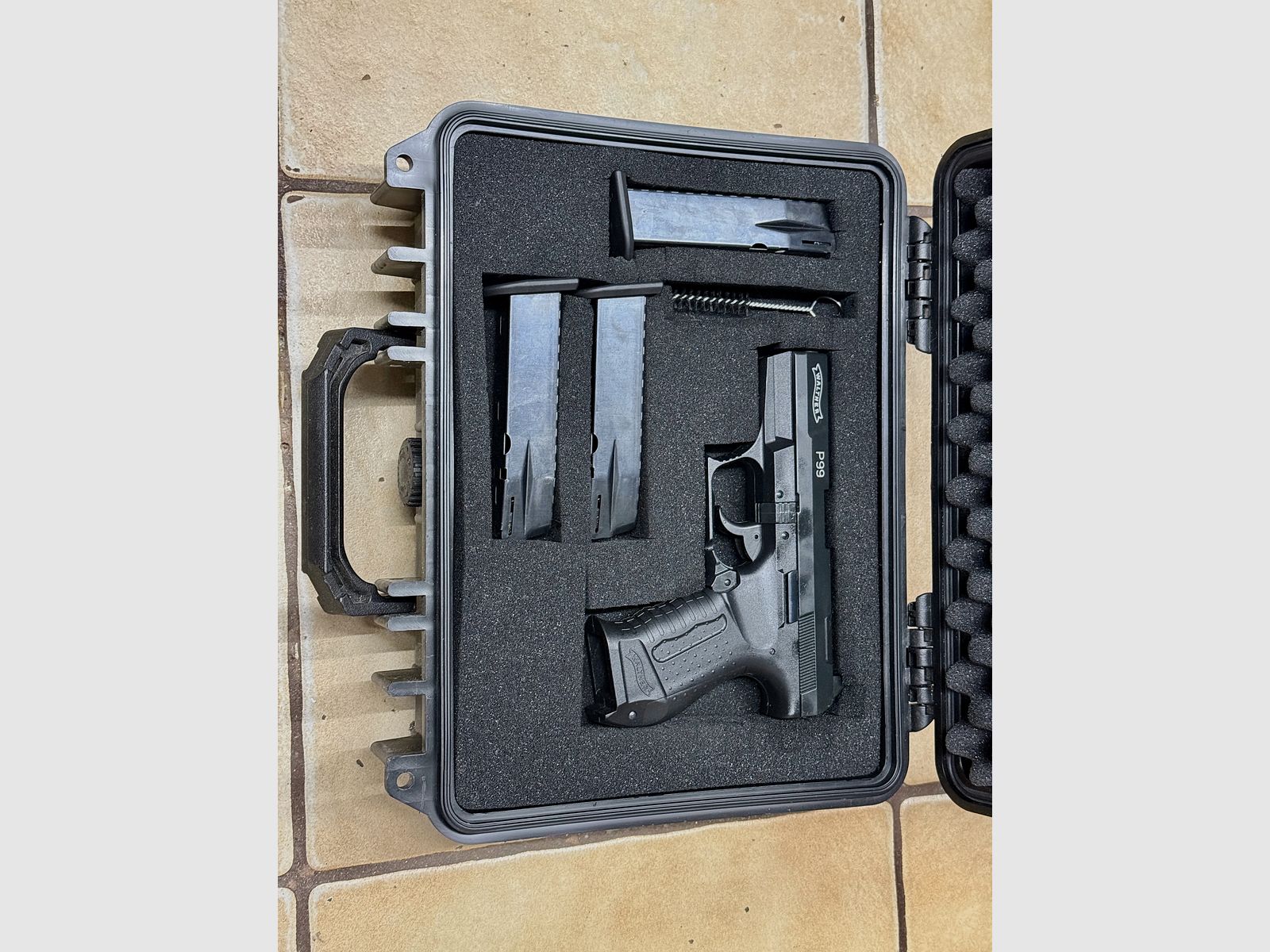 Schreckschusswaffe Walter P99 mit 3 Magazinen, Munition und in Koffern