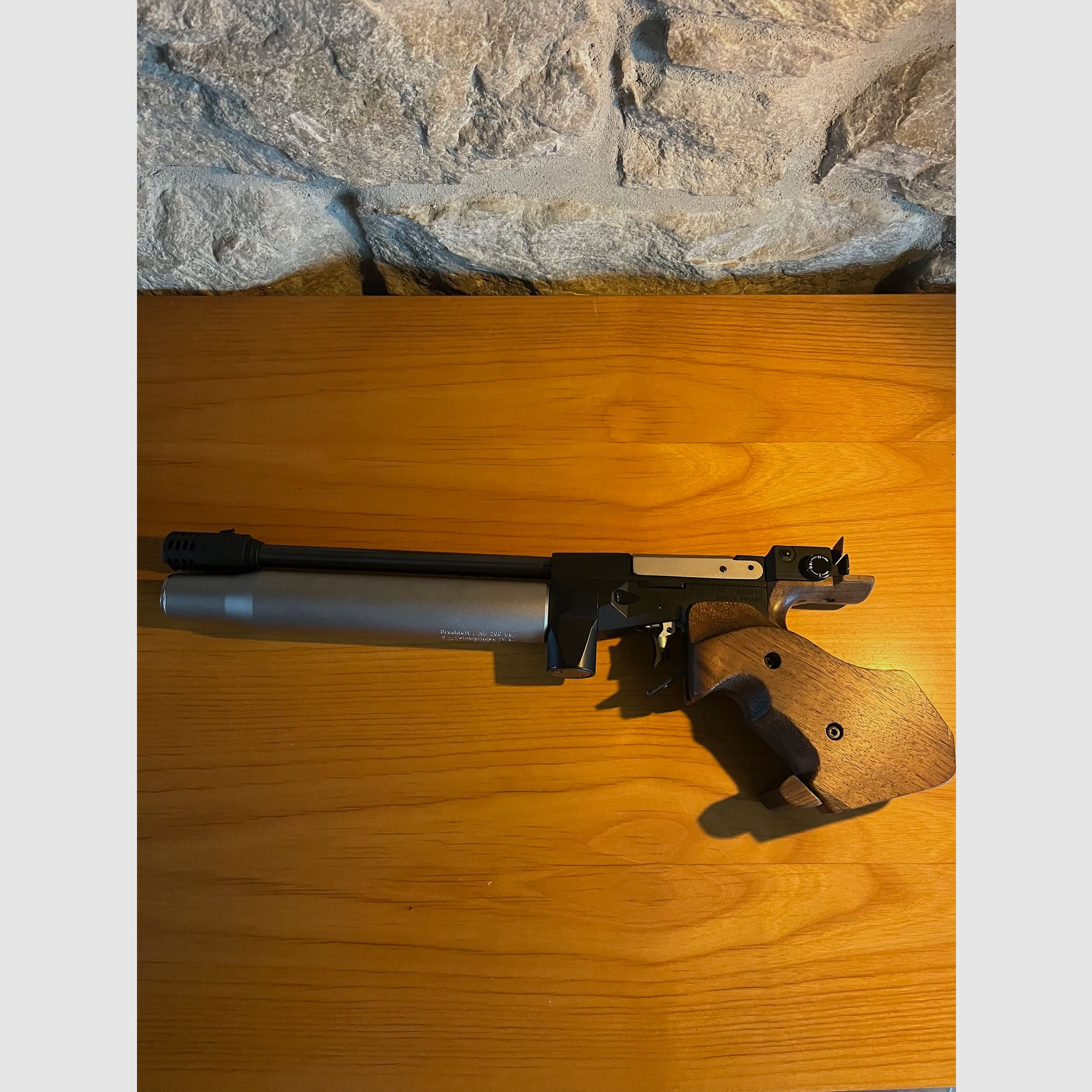 Feinwerkbau P30 pistola de aire comprimido – Estado excelente – 2 cartuchos + maletín de aluminio