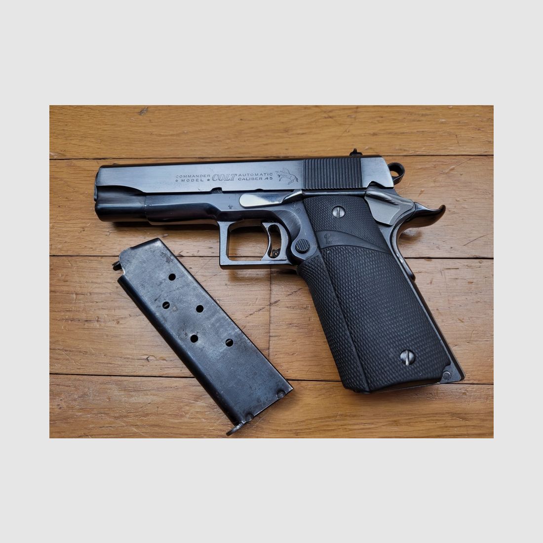 Seltene Colt Commander 45 ACP – wunderschöne originale Dual Tone Blue-Finish – MK IV Serie 70 – hergestellt um 1982 – Pachmayr-Griffschalen – 4 ¼ Zoll Lauf – quadratischer Abzug – verstellbarer Abzug – Colt-Qualität auf höchstem Niveau – TBE++, Bild 1 von 18