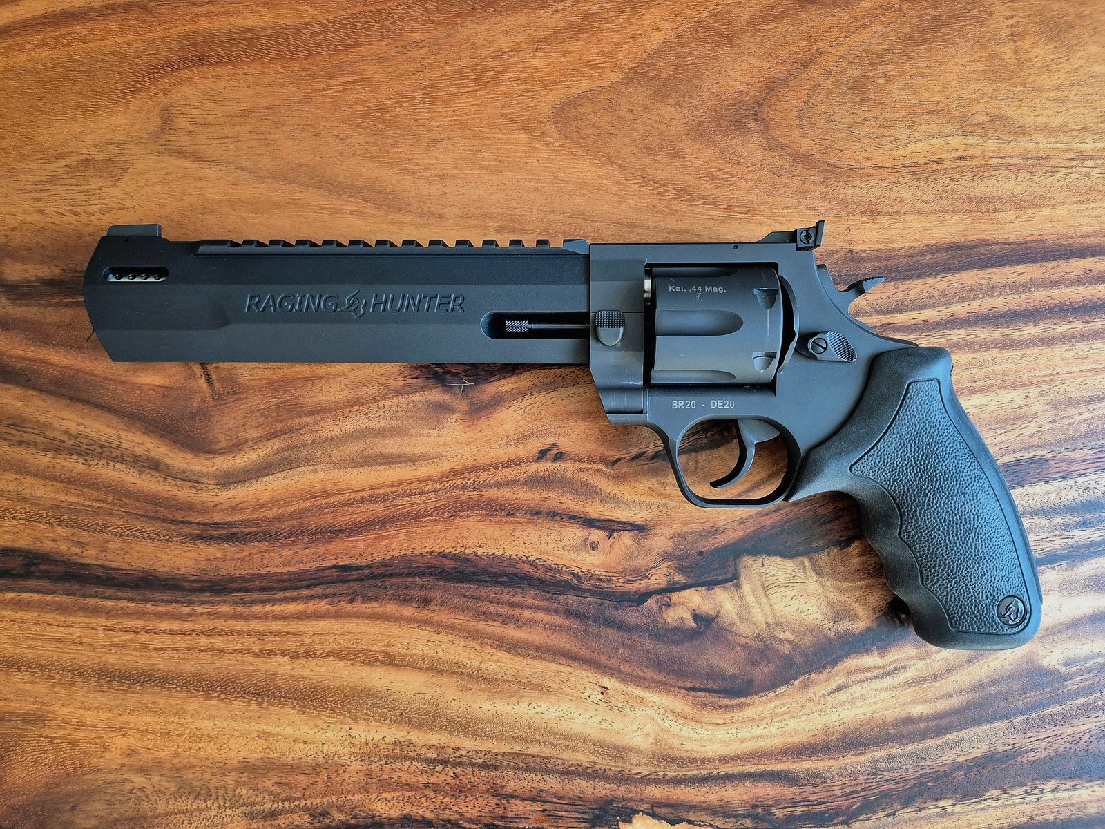 Taurus Raging Hunter 8 3/8" .44 Mag. inclusief 3x HKS Speedloader – Nieuwstaat