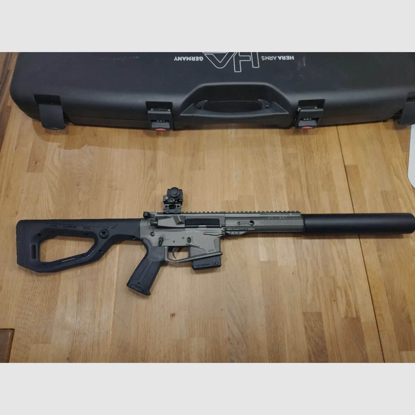Hera Pro Tuning Compact Gen.3 im Kaliber .223Rem mit Schalldämpfer Jaki Sniper und Rotpunktvisier