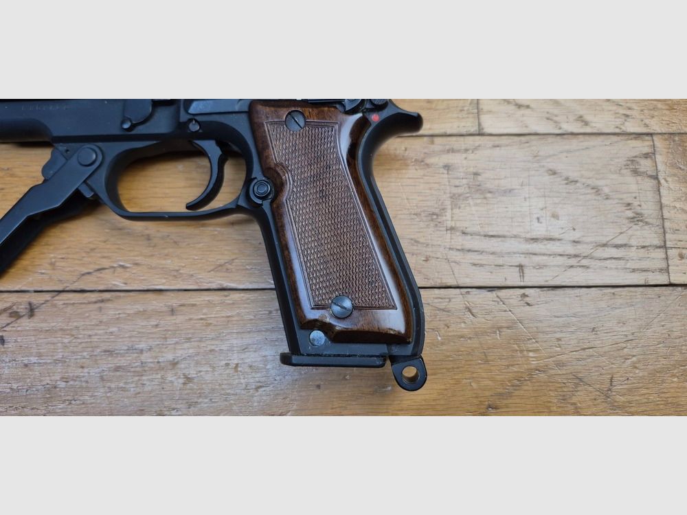 Superb Automatikpistole Beretta 93R – Weniger als 2.000 Exemplare! – Pony-Futteral für Fauré Le Page – Perfekte Anpassung an die Waffe – Sehr seltener originaler klappbarer Schaft – 1 Magazin mit 15 Schuss und 2 Magazine mit 20 Schuss – Ausgezeichneter Zustand, fast neu – TBE ++ – Kategorie A2 – Export AUSSCHLIESSLICH, Bild 6 von 29