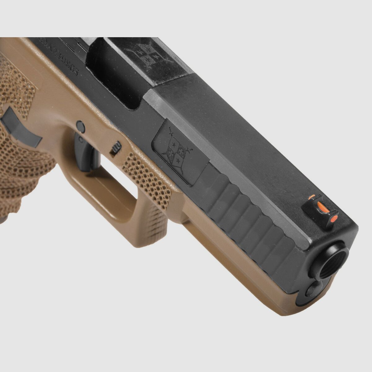 P04 GBB Airsoft Pistol con Grip Stippling in Tan | Delta Armory