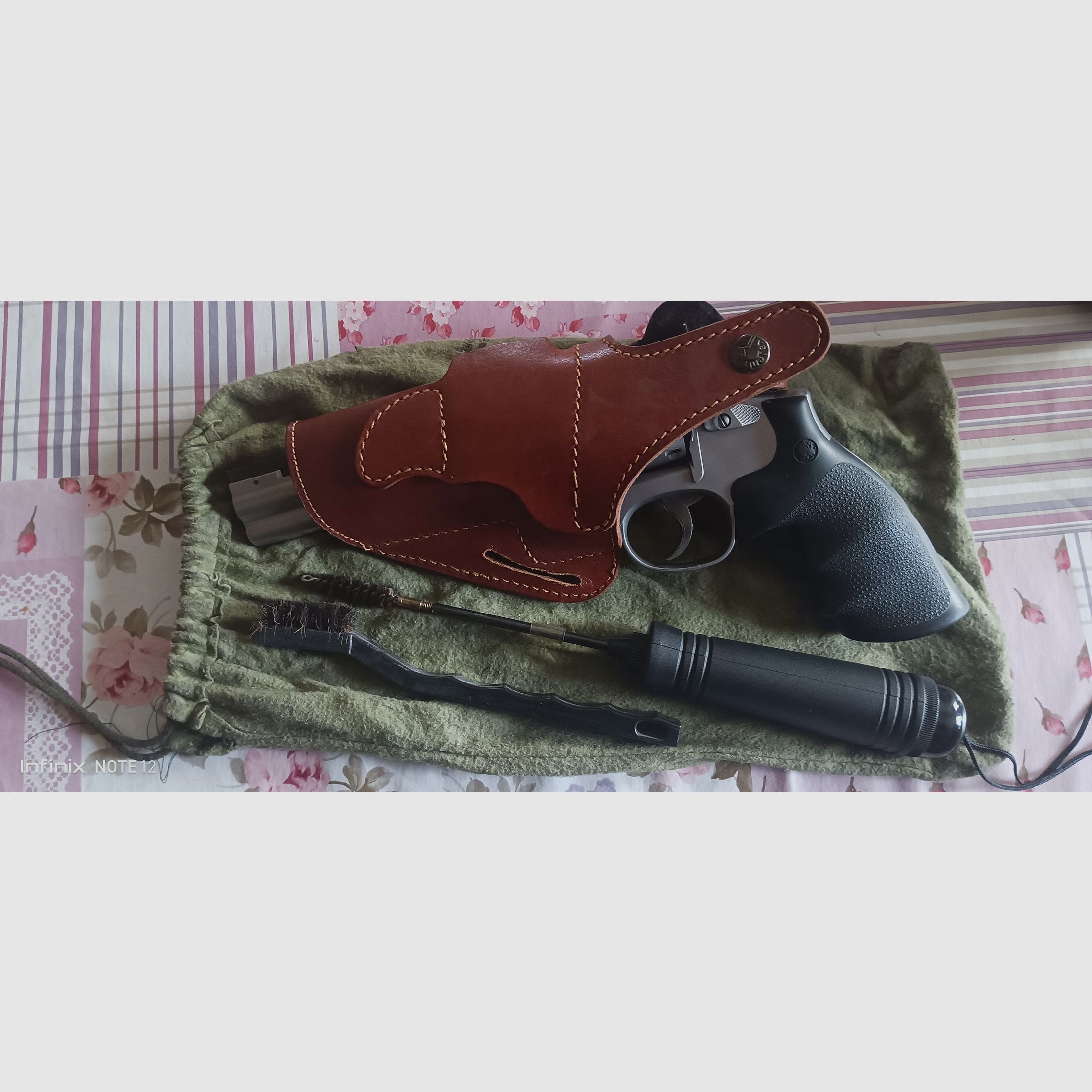 Rewolwer Smith & Wesson 6" lufa