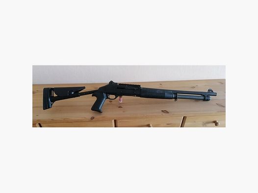 Benelli M4 mit Teleskopschaft