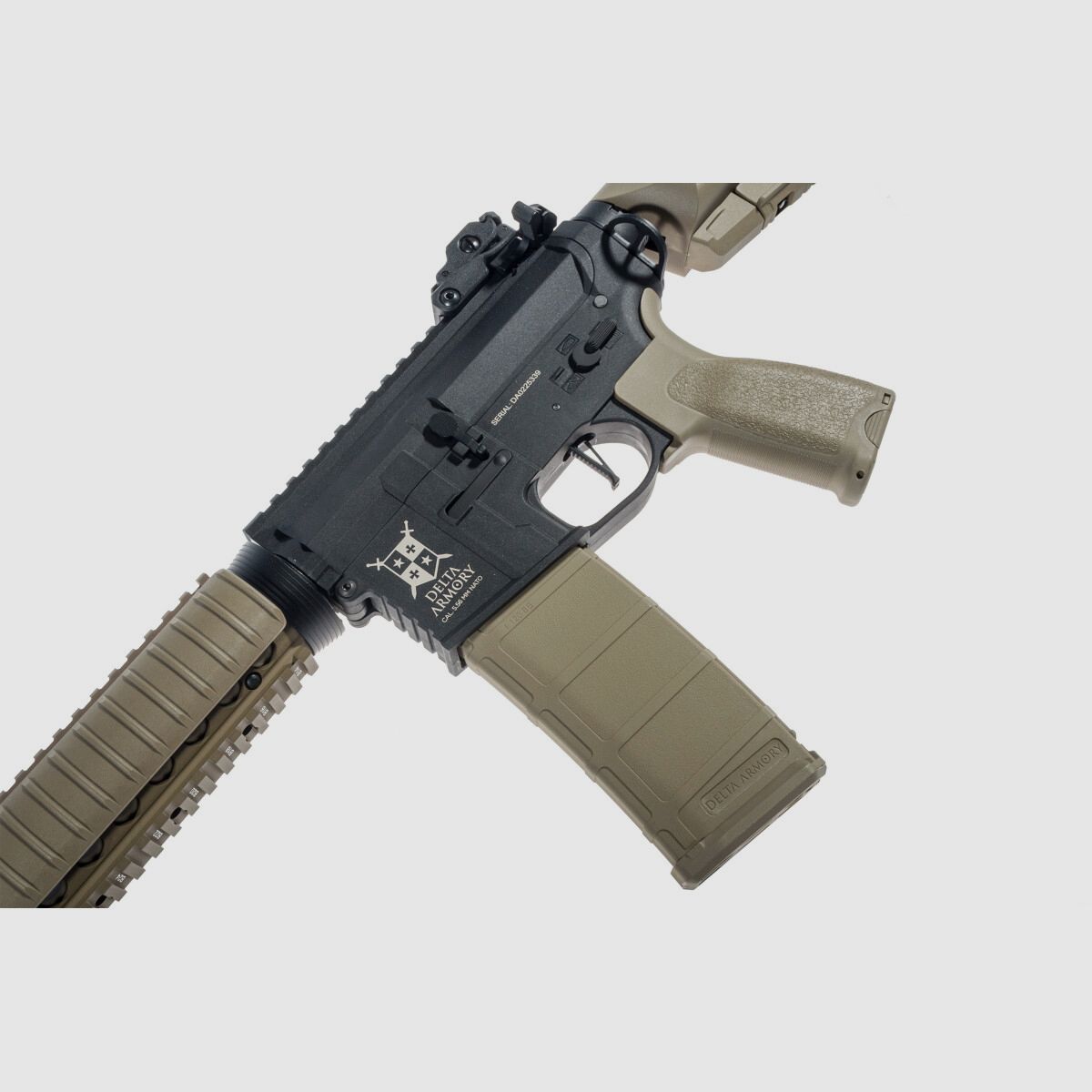 AR15 CQB-R BRAVO Delta Armory Tan/Schwarz S-AEG Airsoft Gewehr Frei ab 18 Jahren