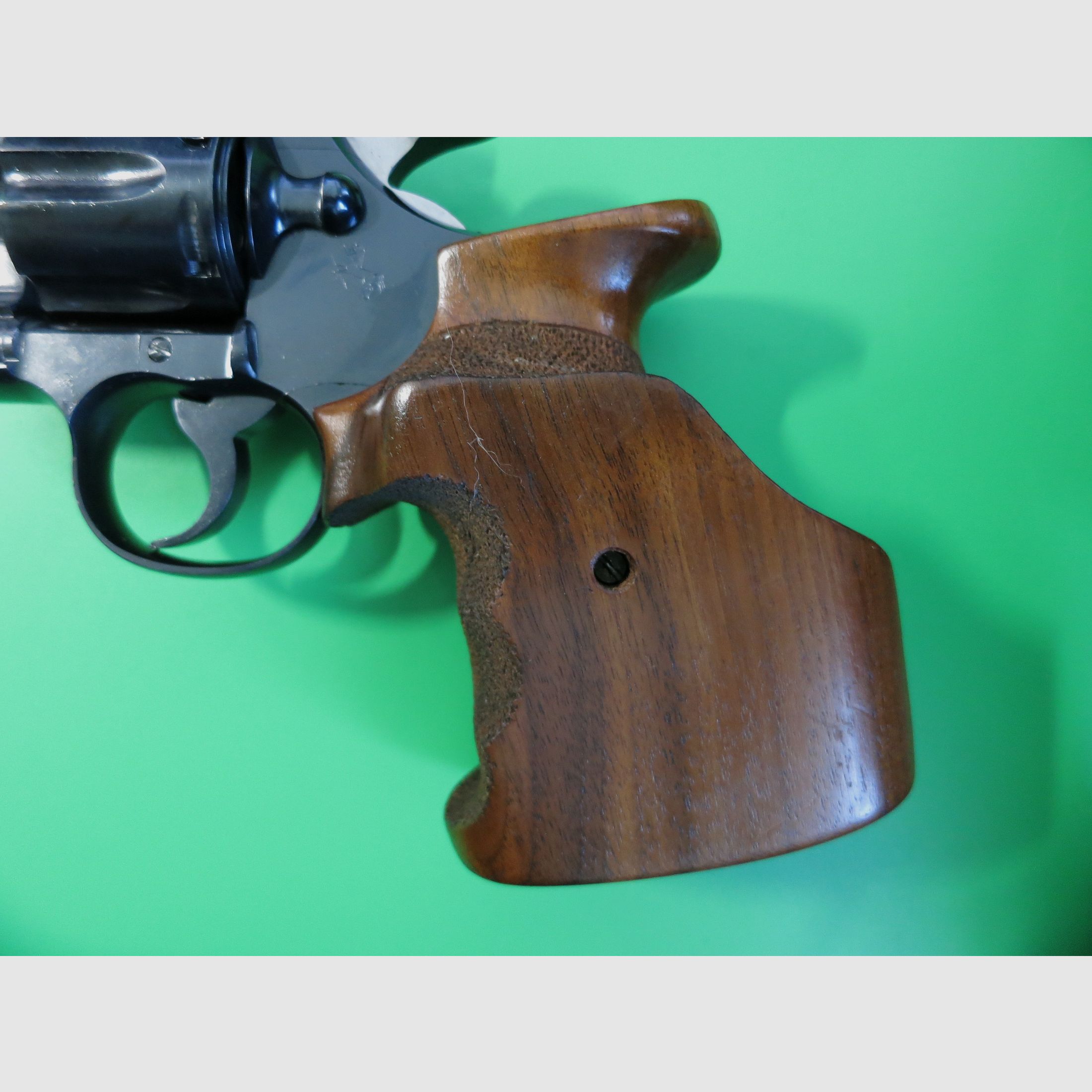 Revolver COLT Officer's Model Match, Vijfde uitgave van de serie in .22lr, Sportgreep #2