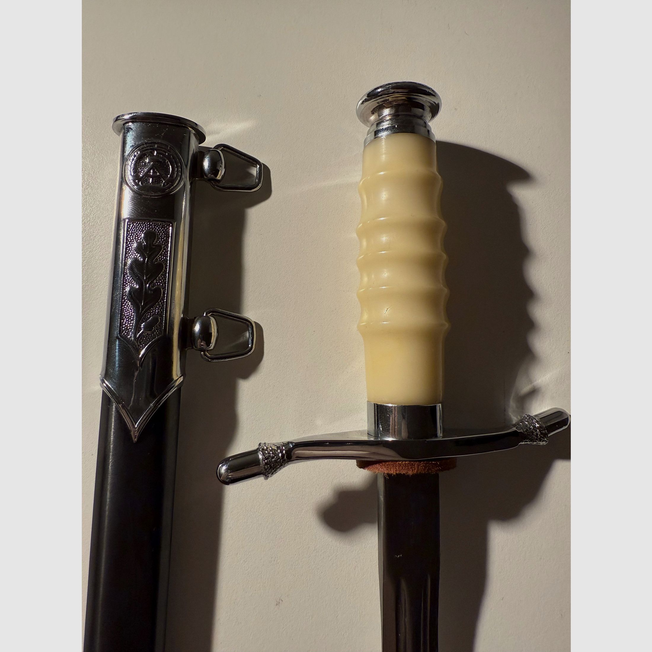 NVA Ehrendolch mit Garantieurkunde