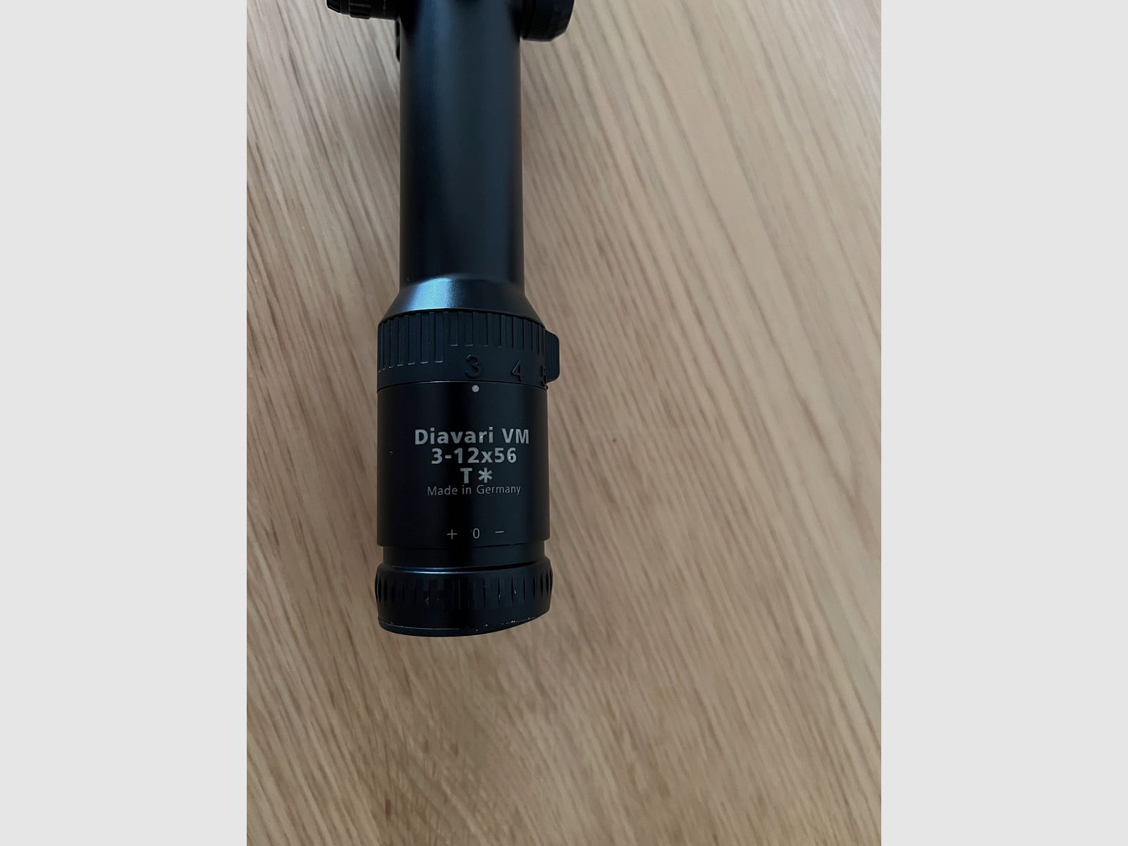 ZEISS Diavari VM 3-12x56 T z podświetlanym krzyżem na montażu siodłowym Blaser