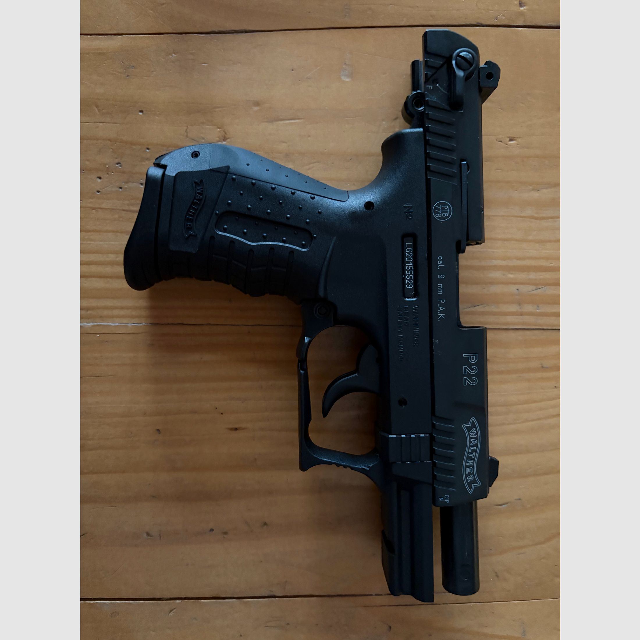 Walther P22 Schreckschuss 9 mm P.A.K. + 2 Magazine + Abschussbecher + Koffer