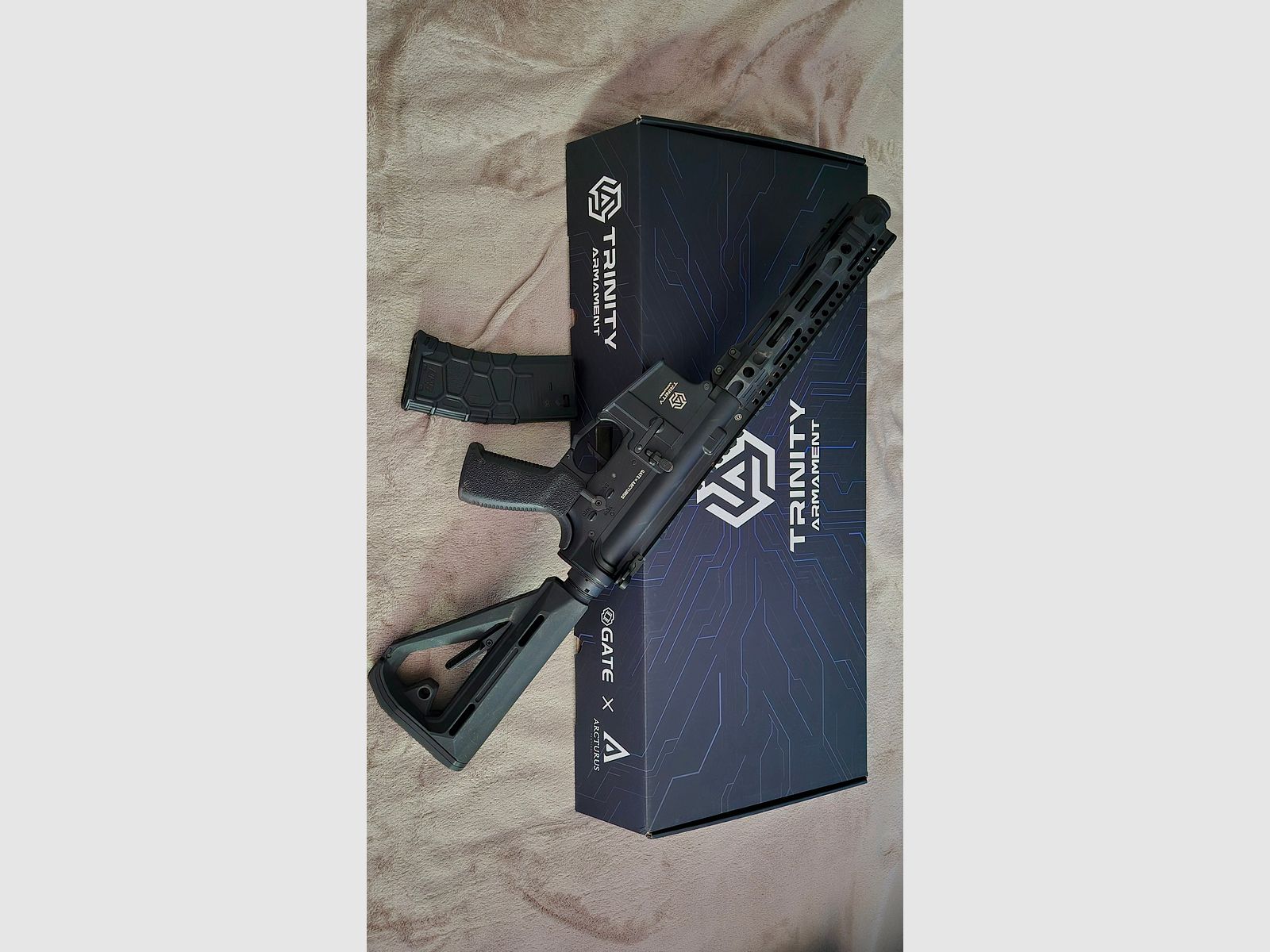 Airsoft ARCTURUS Trinity Armament Alpha Rifle 11.5" S-AEG mit GATE TITAN ll Bluetooth 