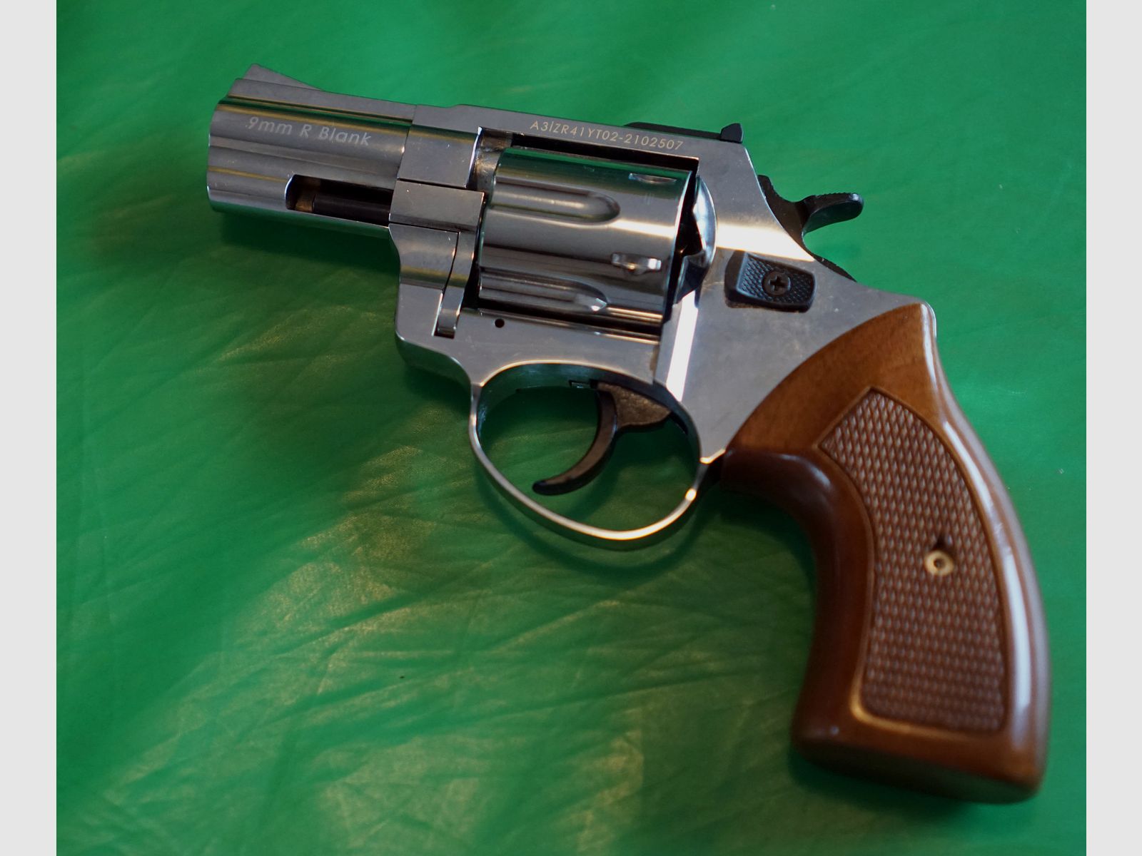Zoraki R1 2,5 pulgadas cromo con aspecto de mango de madera 9mm R.K. (PTB 1022) como nuevo.