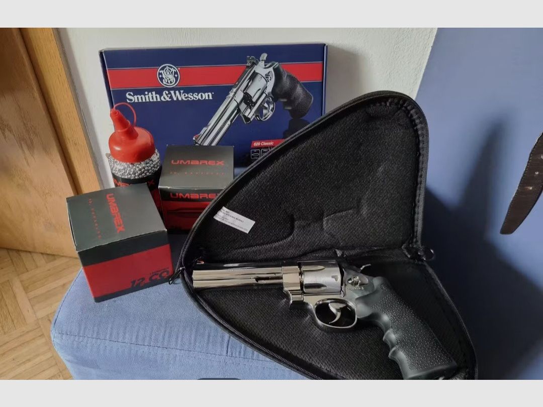 CO2 pistol Smith & Wesson 4.5 mm caliber 12 g CO2 capsules ammunition steel BBs pellets