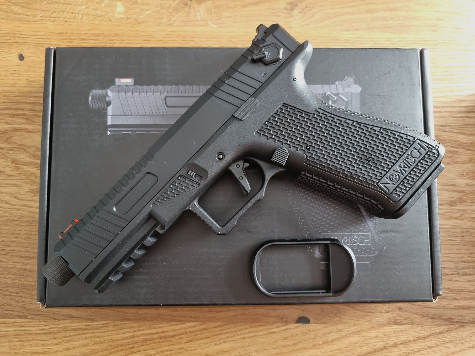 Airsoft AEP Novritsch SSE18 schwarz mit Magazintrichter