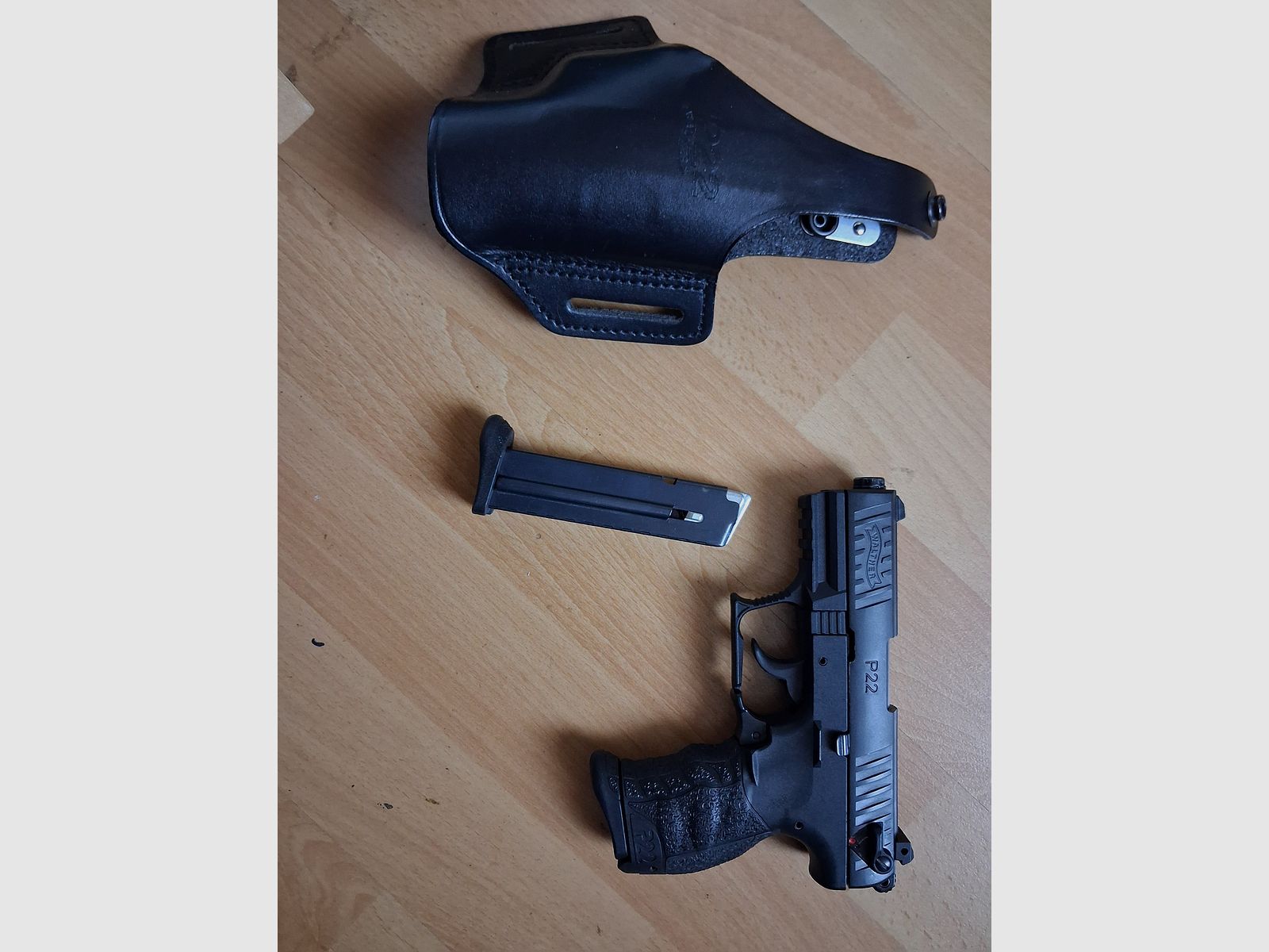 Walther P22q (défectueux) avec 2ème nouveau chargeur et holster en cuir Walther P22 comme neuf