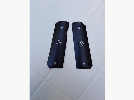 Grips of the Colt 1911 or ME Sport 1911