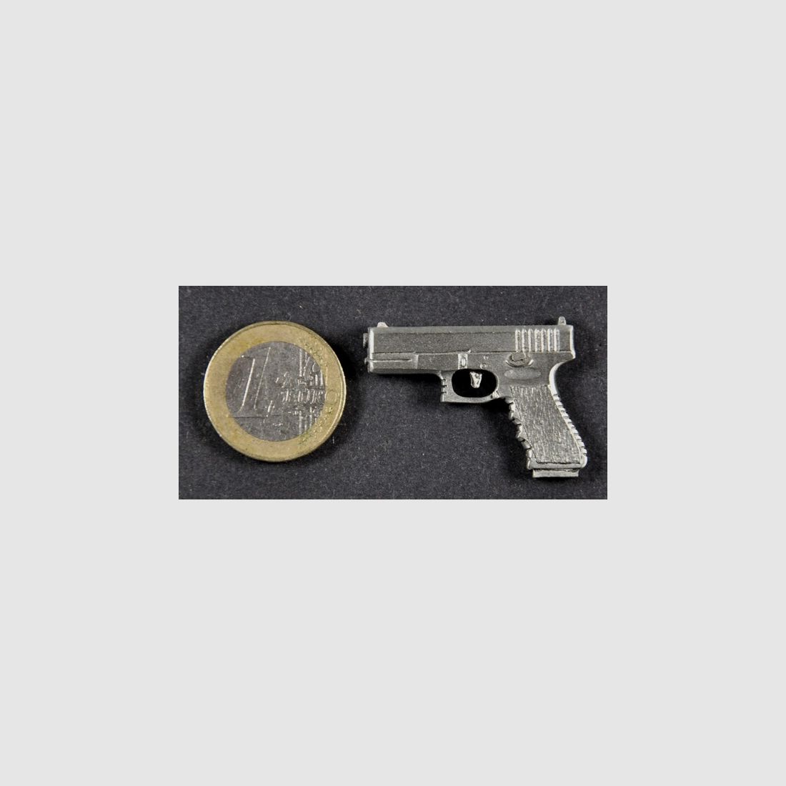 Glock Pistole neues Griffstück als Metall-Anstecker