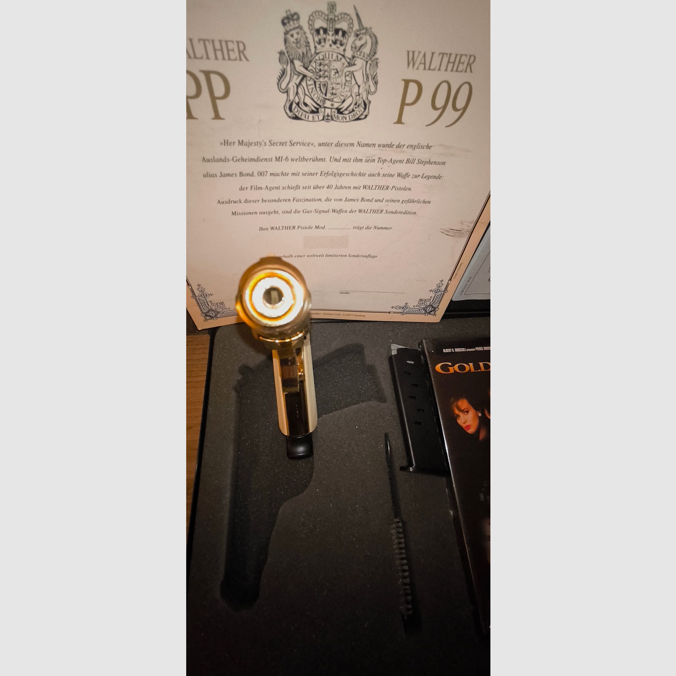 Achtung Sammler & James Bond Fans, Rarität - Vitrine Stück-Limitierte Sonderedition & seit Jahrzehnten neu, sowie auf unzähligen Seiten Plattformen nicht mehr zu bekommen, Walter PP mit Weißen Griffschalen & VHS, Top Zustand!!!Neuwertig.