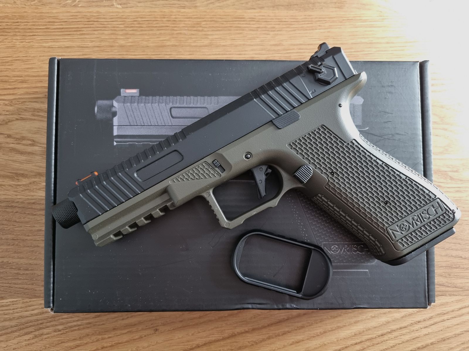 Airsoft AEP Novritsch SSE18 oliv mit Magazintrichter
