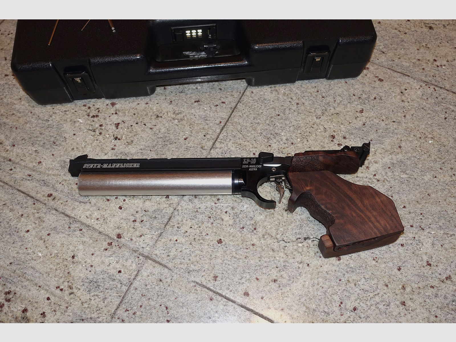 Matchpistool Steyr LP10 met accessoires