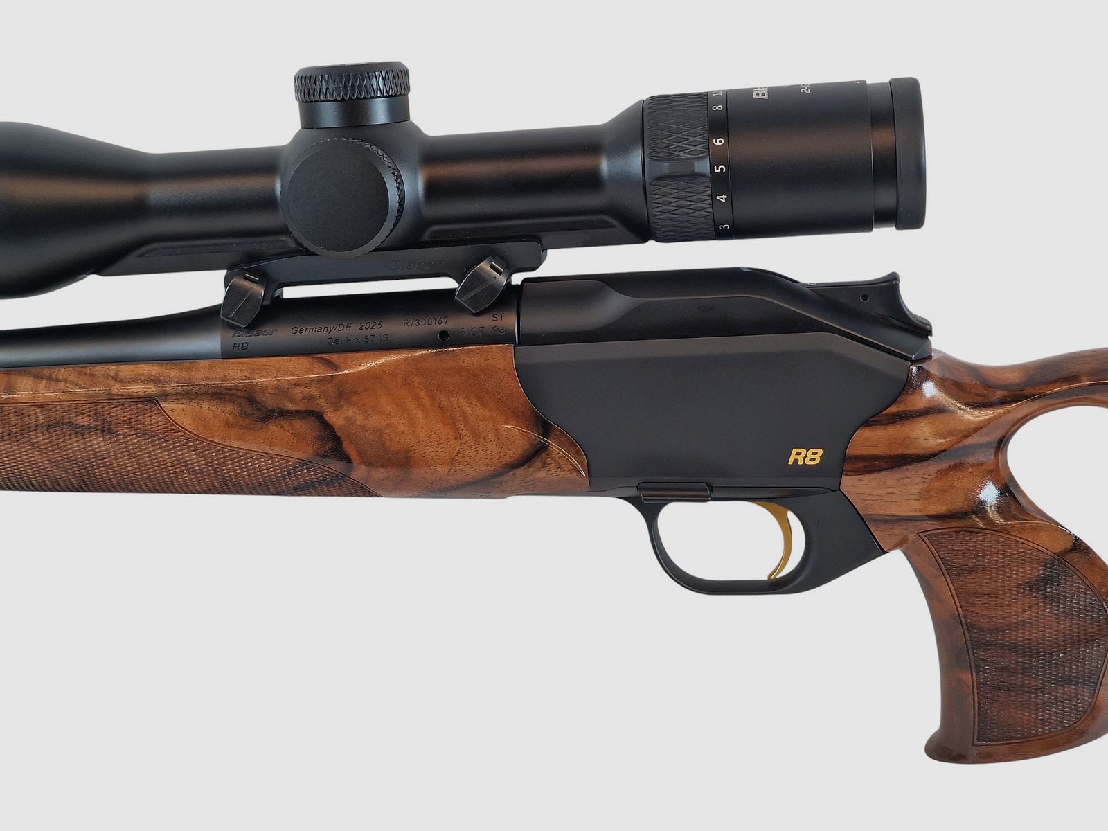 Blaser R8 Success Holz HK4 Kal. 8x57JS LL. 52cm mit M15x1 und Blaser B2 2-12x50 IC S 