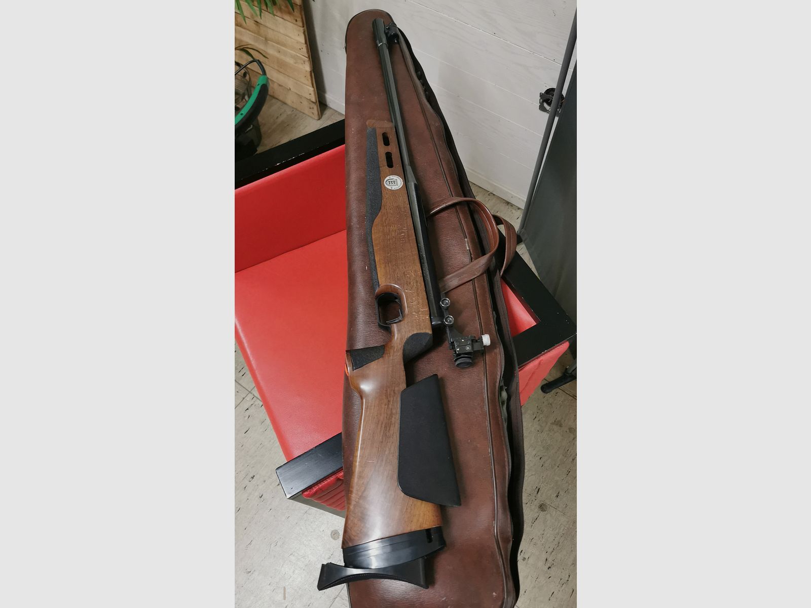 Konvolut Luftdruckwaffen, 1 Gewehr, 2 Luftdruckpistolen