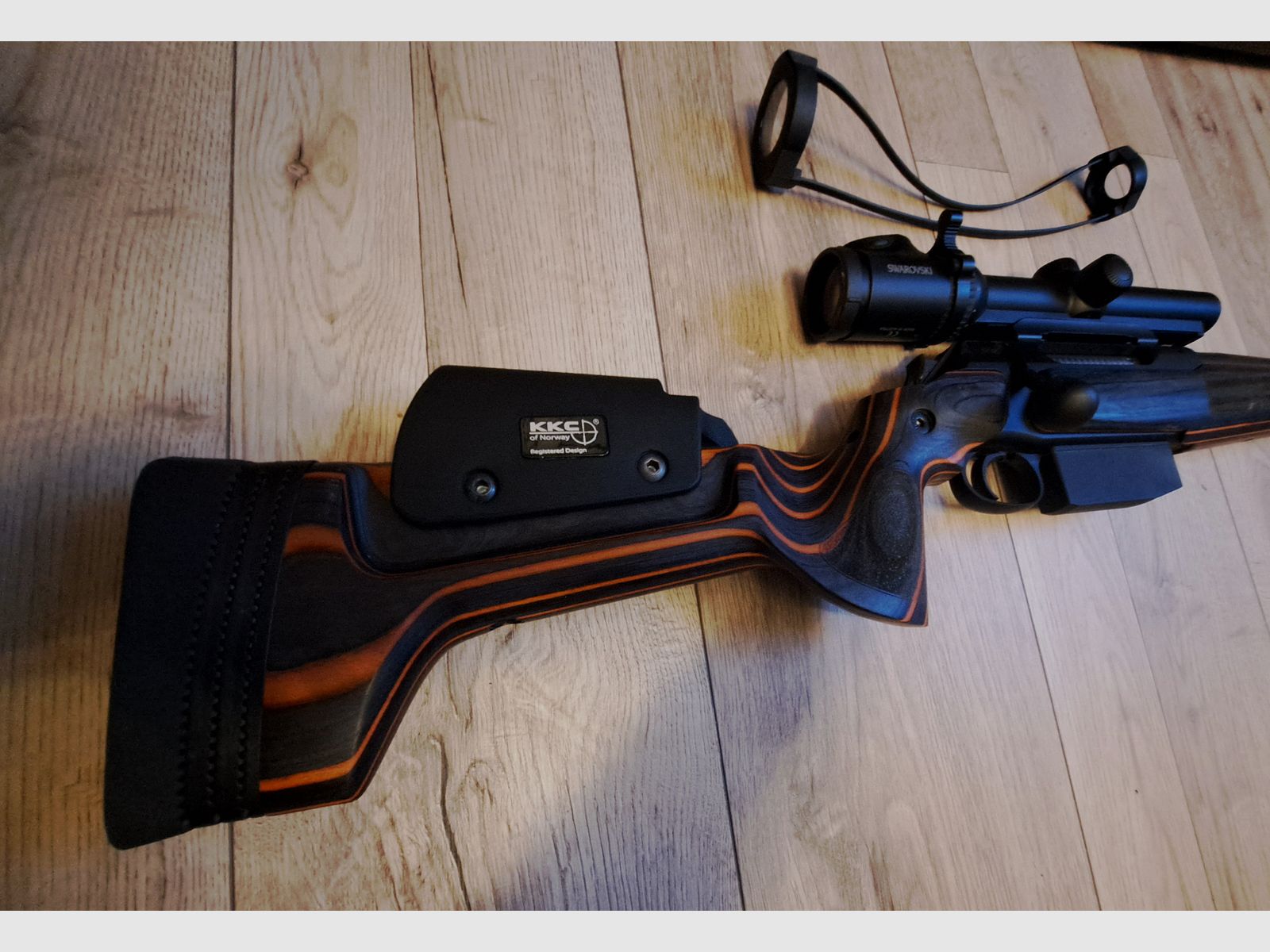 SAUER 404 im KKC Schaft schwarz/orange 9,3 x 62 Mündungsgewinde Swarovski  Z6i