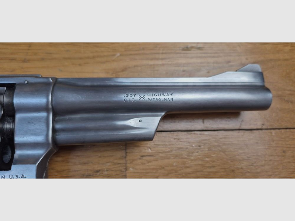 Bellissimo e raro revolver Smith&Wesson Modello 28-2 noto come "Highway Patrolman" – Arma dei motociclisti autostradali degli anni '60-'80 – Calibro 357mag / 38sp – Arma del 1979 – Rara finitura in nichel satinato – Qualità "Pinned and Recessed" – Ottime condizioni meccaniche ed estetiche – Eccellente canna da 6 pollici – TBE+, immagine 1 di 23