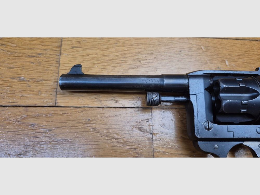 Beautiful service revolver model 1892 – Common but mythical – Apex of the service revolver Made in France – Caliber 8mm92 – Mono-serial – Weapon from 1894 – Beautiful mechanism – Very beautiful barrel – Nice service case included – TBE-, image 23 of 32