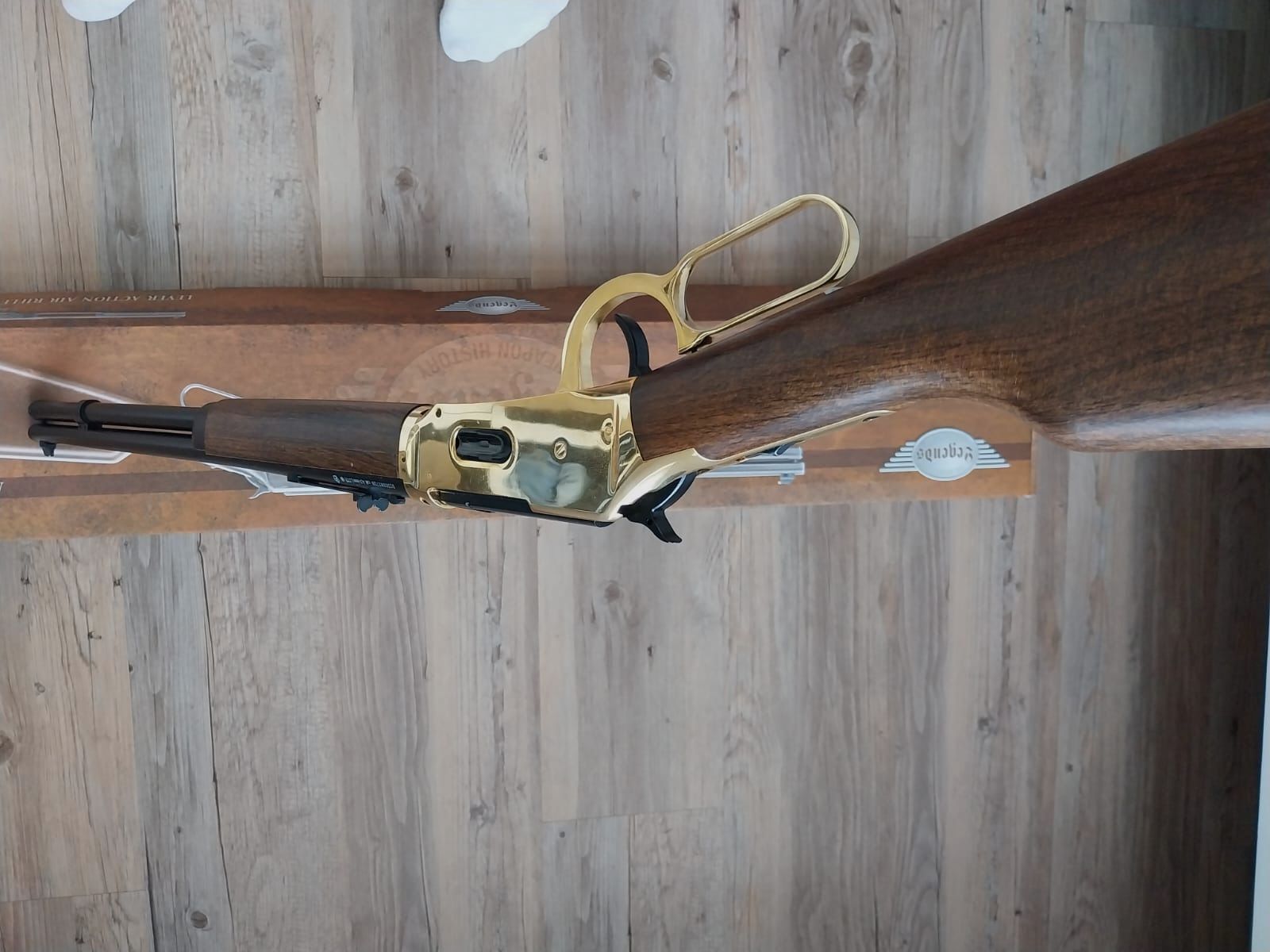 Rifle Cowboy Legends acabado dorado 4,5 mm BB Co2 + 20 cápsulas de Co2 + 1500 BBs 4,5mm