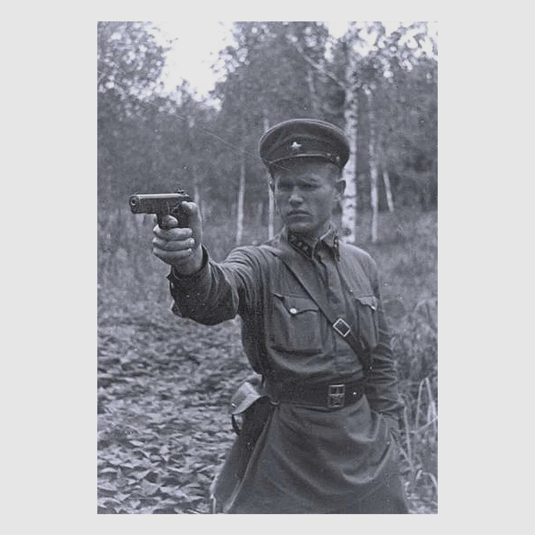 Bellissima pistola Tokarev TT-33 – Arma sovietica del 1945 – Cal. 7,62TT – Arsenal di Iževsk – Eccellente aspetto senza segni di maneggiamento – Meccanica molto buona – Canne superbe – Grips originali – TBE+, immagine 22 di 23