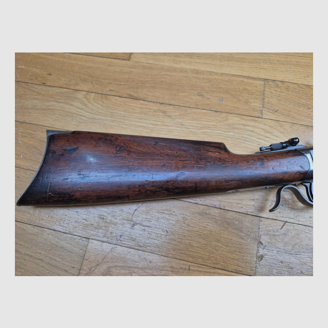 Außergewöhnliche Winchester Repetierbüchse Modell 1885 – Kal. 45-90 – 1. Patent von Browning! – Spezial für Bisons und TLD! – Waffe von 1899 – Sehr seltenes Modell High Wall Rundempfänger – Sehr schönes amerikanisches Nussbaumholz – Original brüniertes Gehäuse TBE – Perfekte Mechanik – Schwerer Spiegel-Lauf – Gute Markierungen – Forgierte Buck Horn Visierung und Marble Diopter – TBE+, Bild 35 von 41