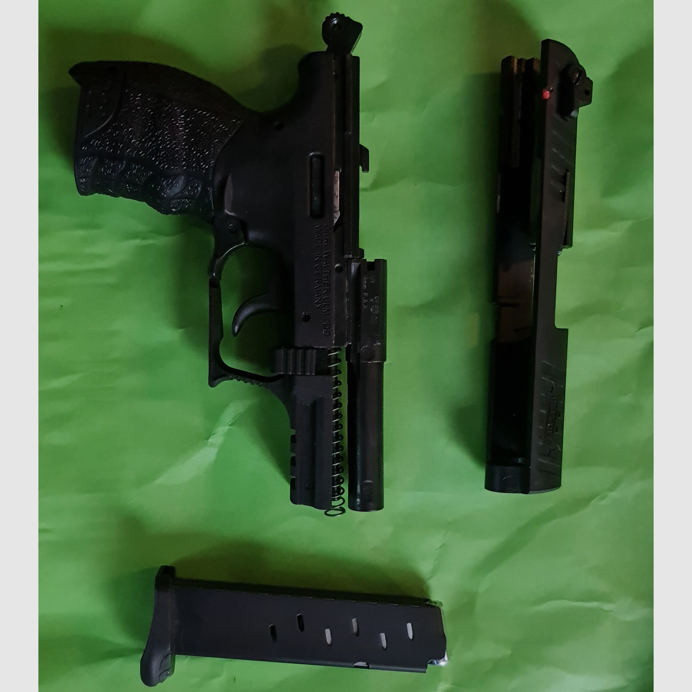 Walther P22Q 9 mm P.A.K. Pistola – pistola a salve compatta con design ergonomico La Walther P22Q 9 mm P.A.K. è una replica precisa della nota serie Walther P22Q e si rivolge a chi cerca una pistola a salve compatta, ergonomica e versatile. La sua struttura combina un design autentico con una costruzione funzionale. Sistema di sicura orientato alla sicurezza La P22Q offre una doppia sicura e una singola sicura, che permettono una gestione flessibile e sicura. L’uso è intuitivo per diversi utenti e supporta un utilizzo controllato in varie situazioni. Il caricatore da 7 colpi garantisce una prontezza costante. Design ergonomico per una gestione precisa Il pulsante di sgancio caricatore ambidestro facilita l’accesso sia per destrorsi che per mancini. Il dorso impugnatura intercambiabile in..., immagine 4 di 4