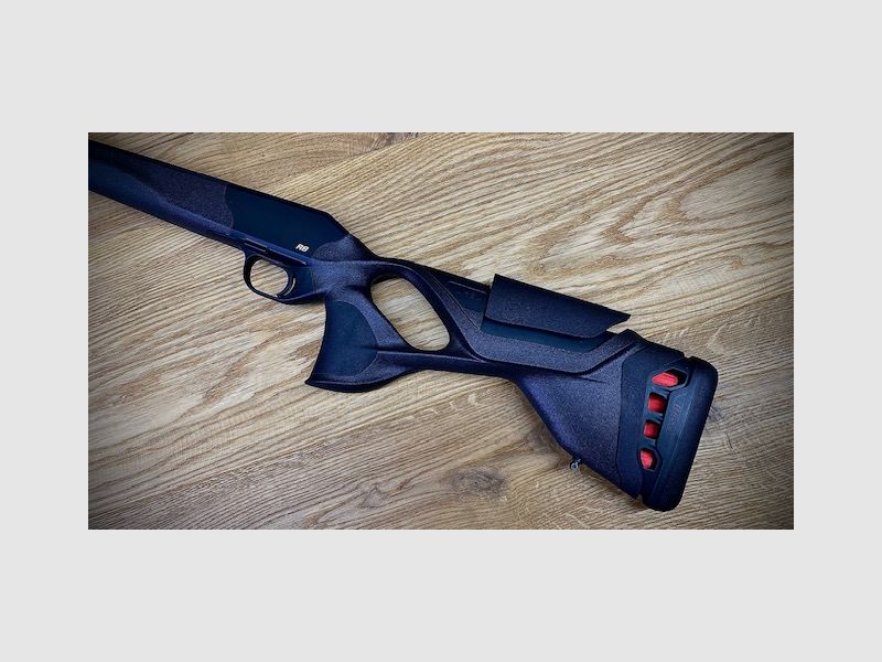Blaser R8 Ultimate Schäftung / Schwarz-Braun / 17mm Kontur / verst. Schaftrücken & Rückstoßdämpfung