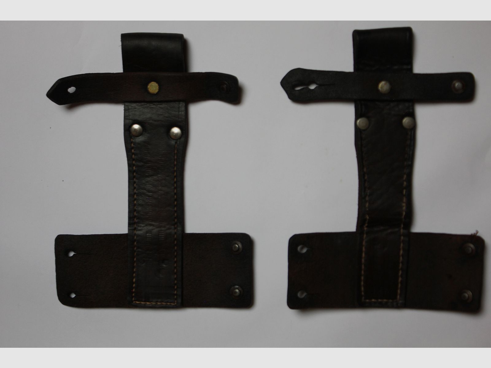 Mehrere Lederfrösche bzw. Halterung für 6h3/6x3 AK47 Bajonett und ein Faustriemen frei wählbar