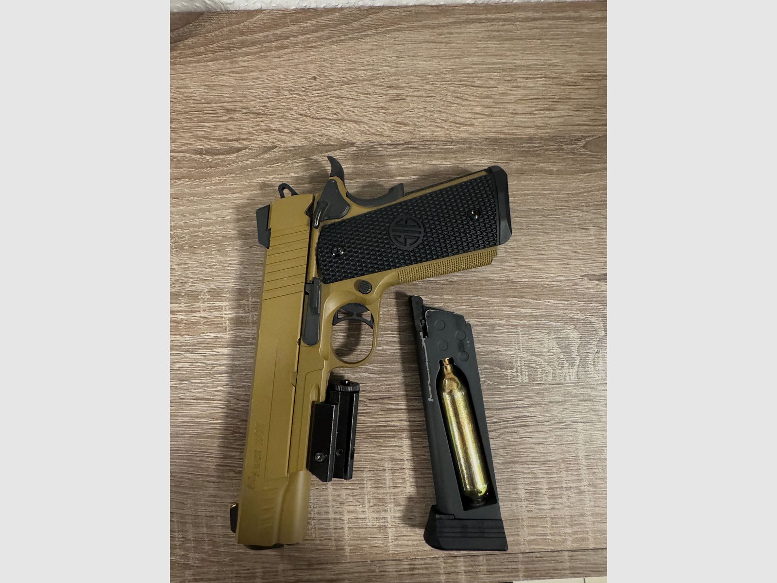 SIG SAUER 1911 Emperor Scorpion Coyote Tan 4,5mm BB - Druckluft Co2 BlowBack