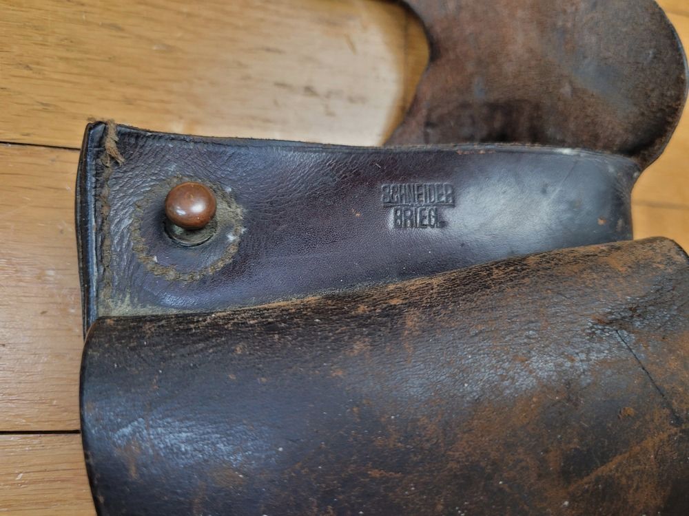 Sehr schöner Reichsrevolver 1883 – Kal. 10,4 original – Herstellung Erfurt von 1893 – Schöne reguläre Stempel – 80% seiner ursprünglichen glänzenden Brünierung – Wunderschöner Lauf und Kammern – Waffe mit einer Matrikelnummer – Seltenes originales Schneider Briegl-Futteral – TBE+, Bild 24 von 27
