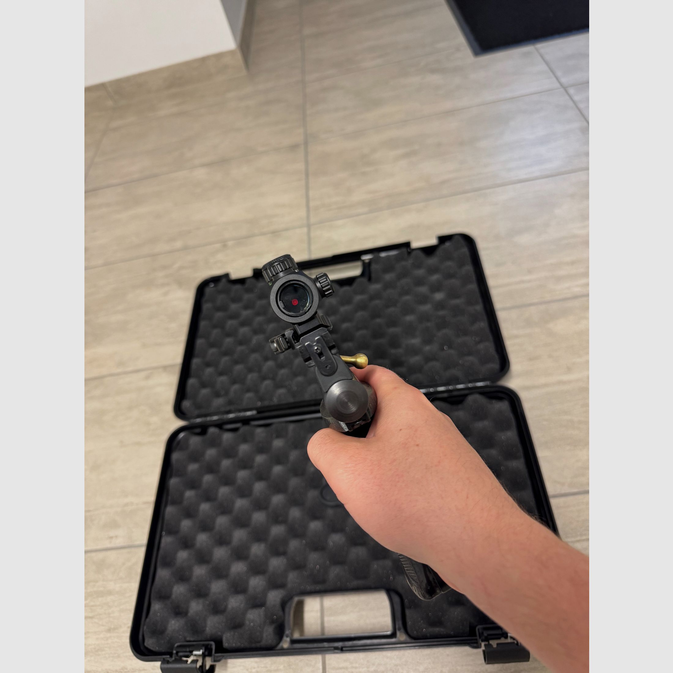 Crosman 2240 “Trophy RTU” – 5,5 mm (0,22″) CO₂-Pistole, mit Schalldämpfer & Red Dot im Koffer