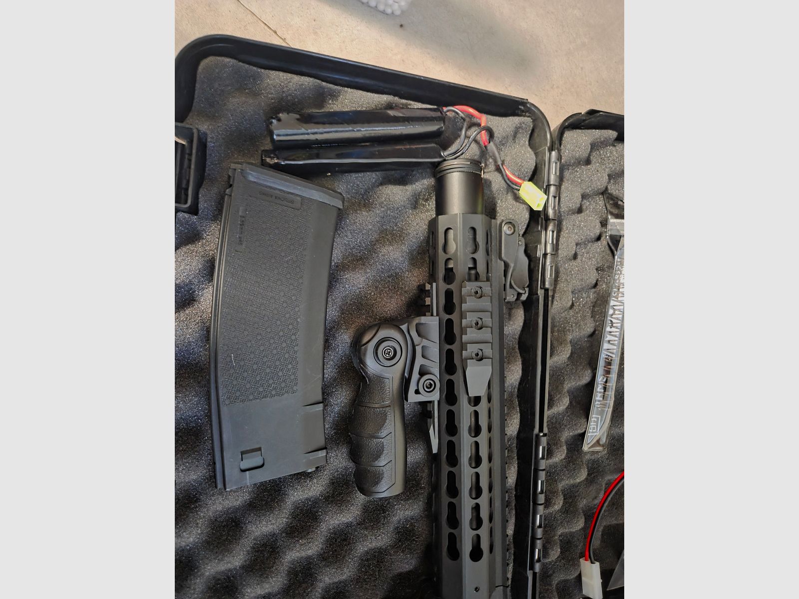 2 uszkodzone Airsofty – WE T-Rex Hi-Capa & Specna Arms SA-7 Core (do majsterkowania / na części)