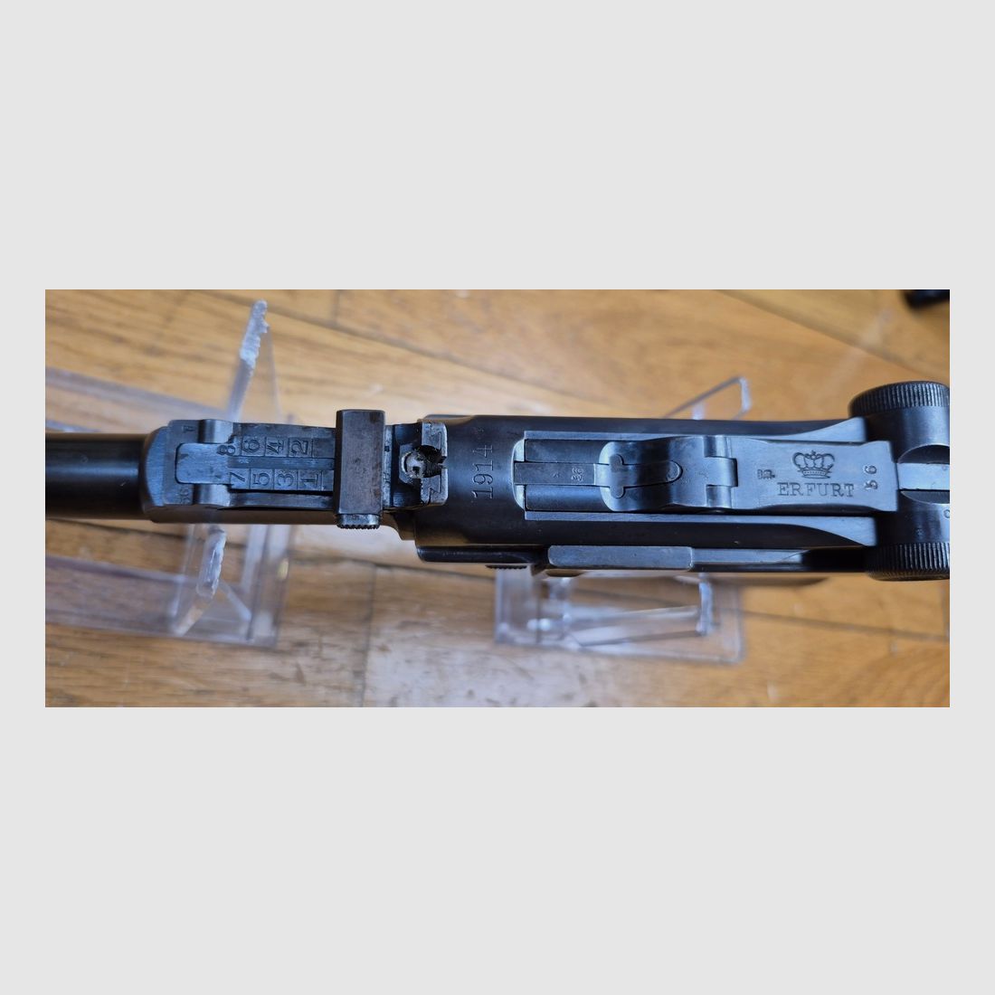 Sehr schöner Luger Artillerie P08 – Lauf 8 Zoll (20 cm !) – Seltene Waffe von 1914 aus der Fabrik von Erfurt (nur 25.000 Exemplare!) – Vollständig monomatrikulierend (außer das Magazin, das ist aus der Zeit) – Kal. 9×19 – Verstellbare Visierung des ersten Typs – Ästhetischer Zustand Premium – Guter Lauf – Originalbrünierung zu 95% – Sehr schöne Mechanik – TBE, Bild 20 von 30