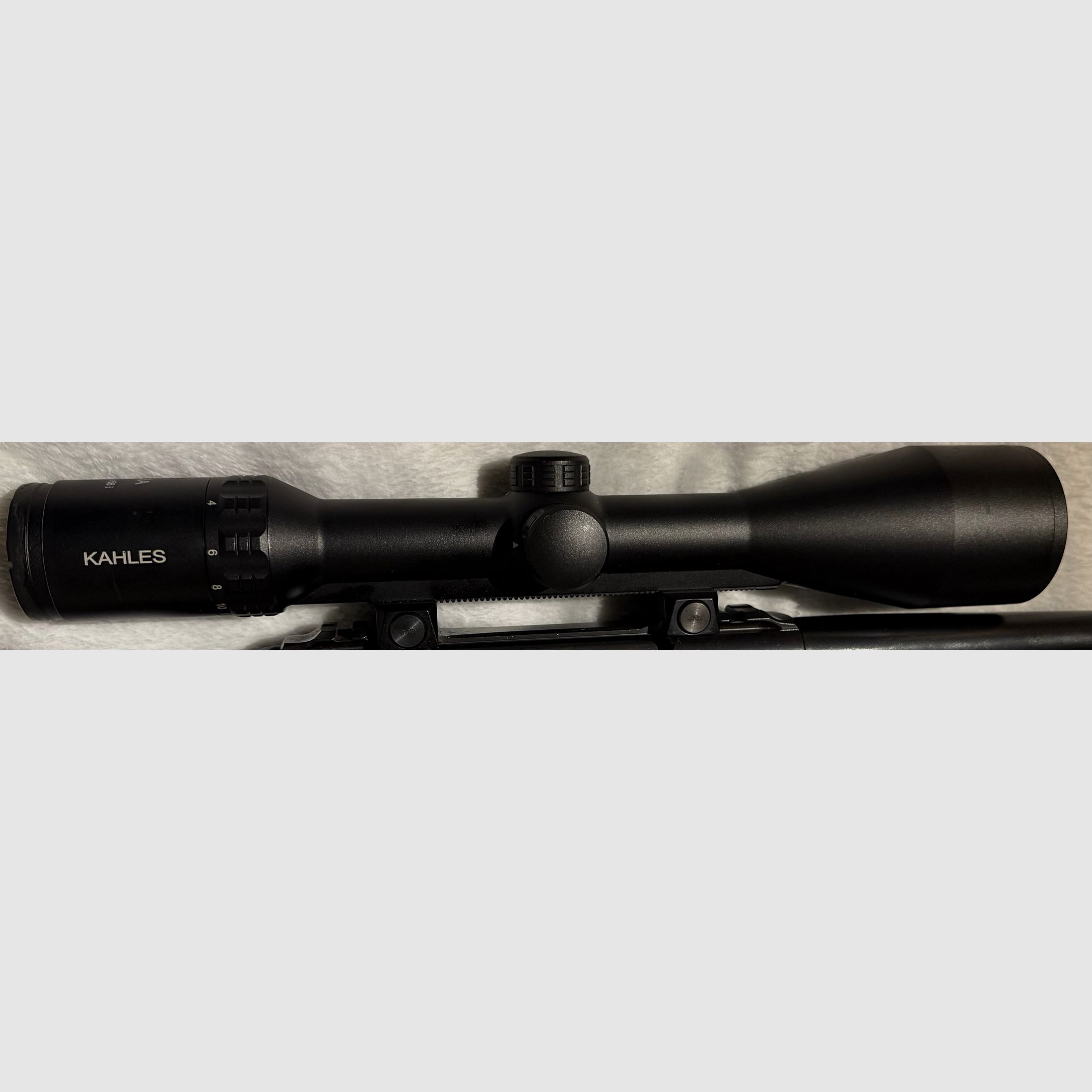 Kahles HELIA 2,4–12×56i mit Schiene.