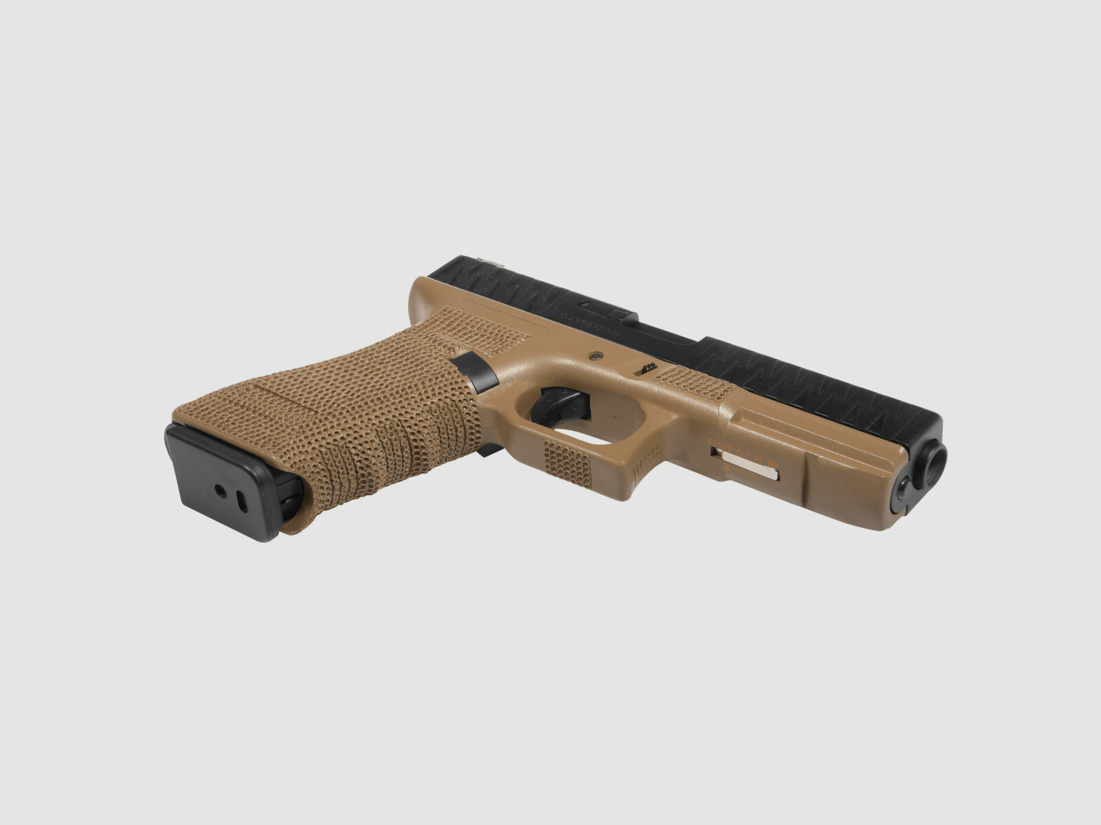 P05 GBB Airsoft Pistole in Tan | Delta Armory